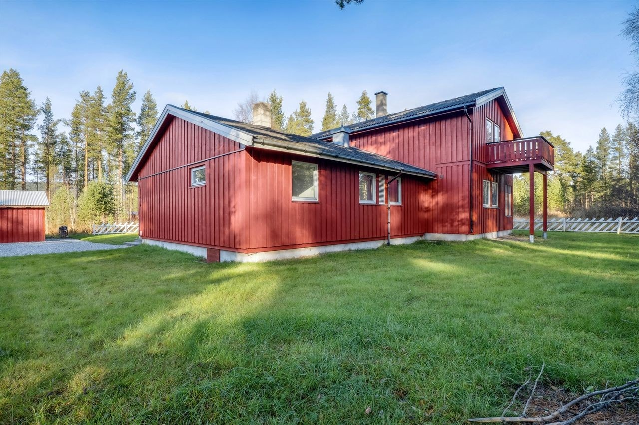 Eiendommen er opparbeidet med plen, inngjerdet og skog. Galleribilde
