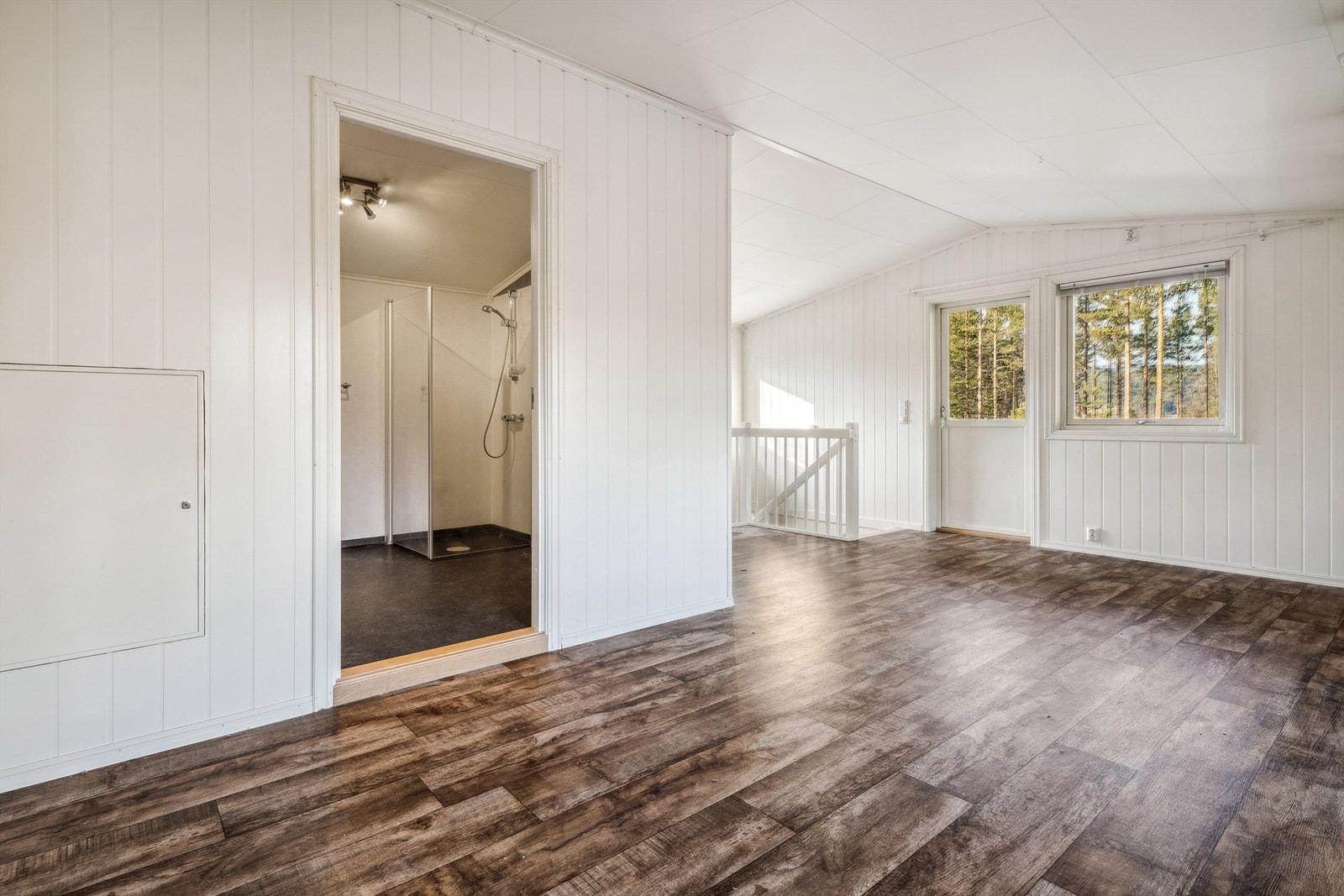 Her kommer trappen fra 1. etasje opp og det er adkomst til soverom og bad. Egen terrassedør gir deg adkomst ut til flott balkong. Galleribilde