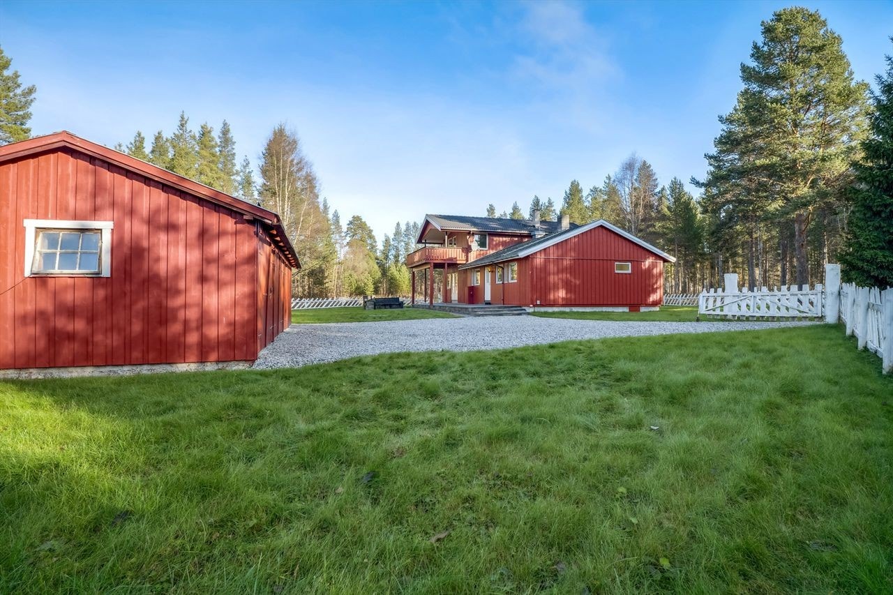 Gruset innkjøring og gårdsplass. Galleribilde