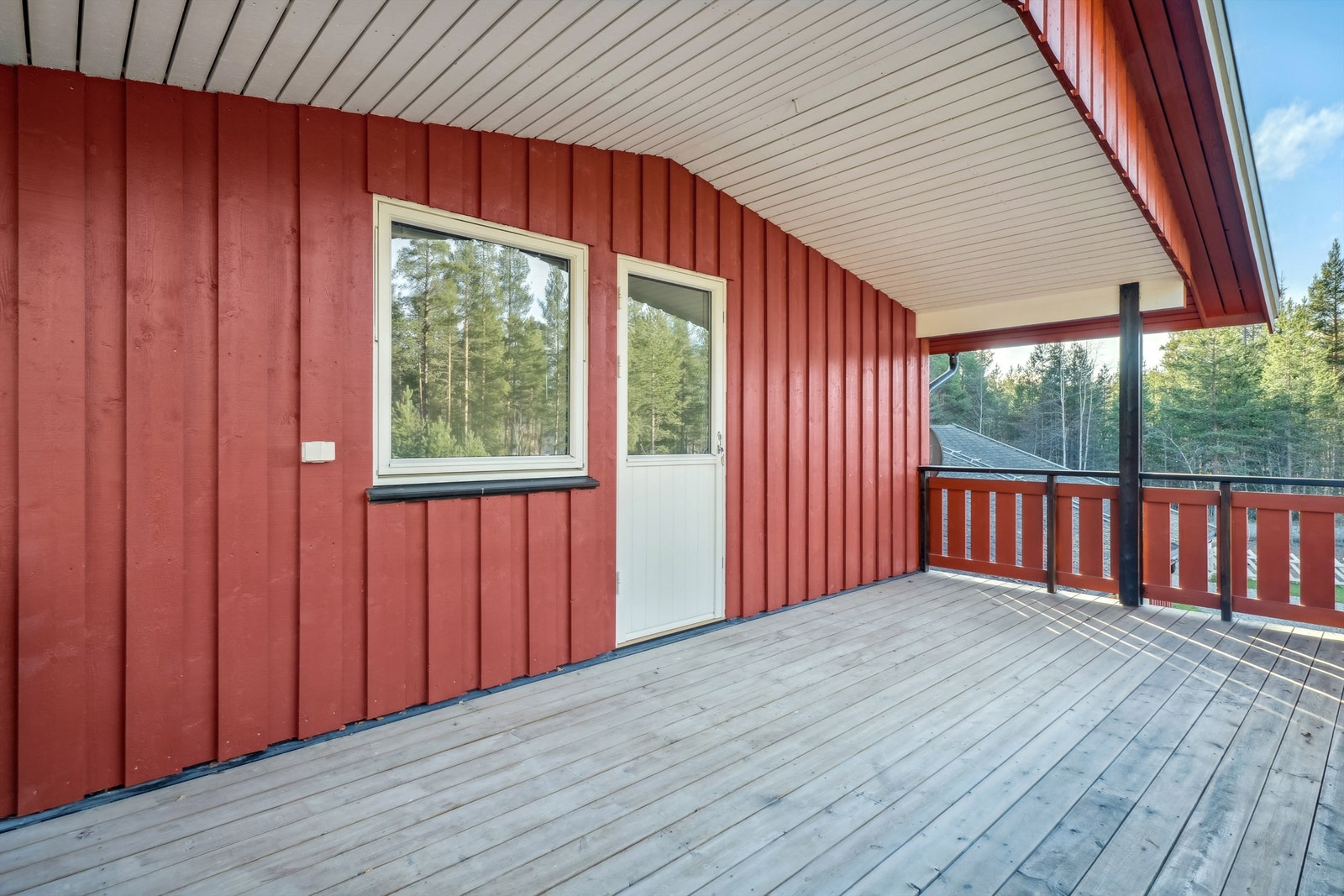 Meget romslig balkong i 2. etasje med adkomst fra stue. Galleribilde