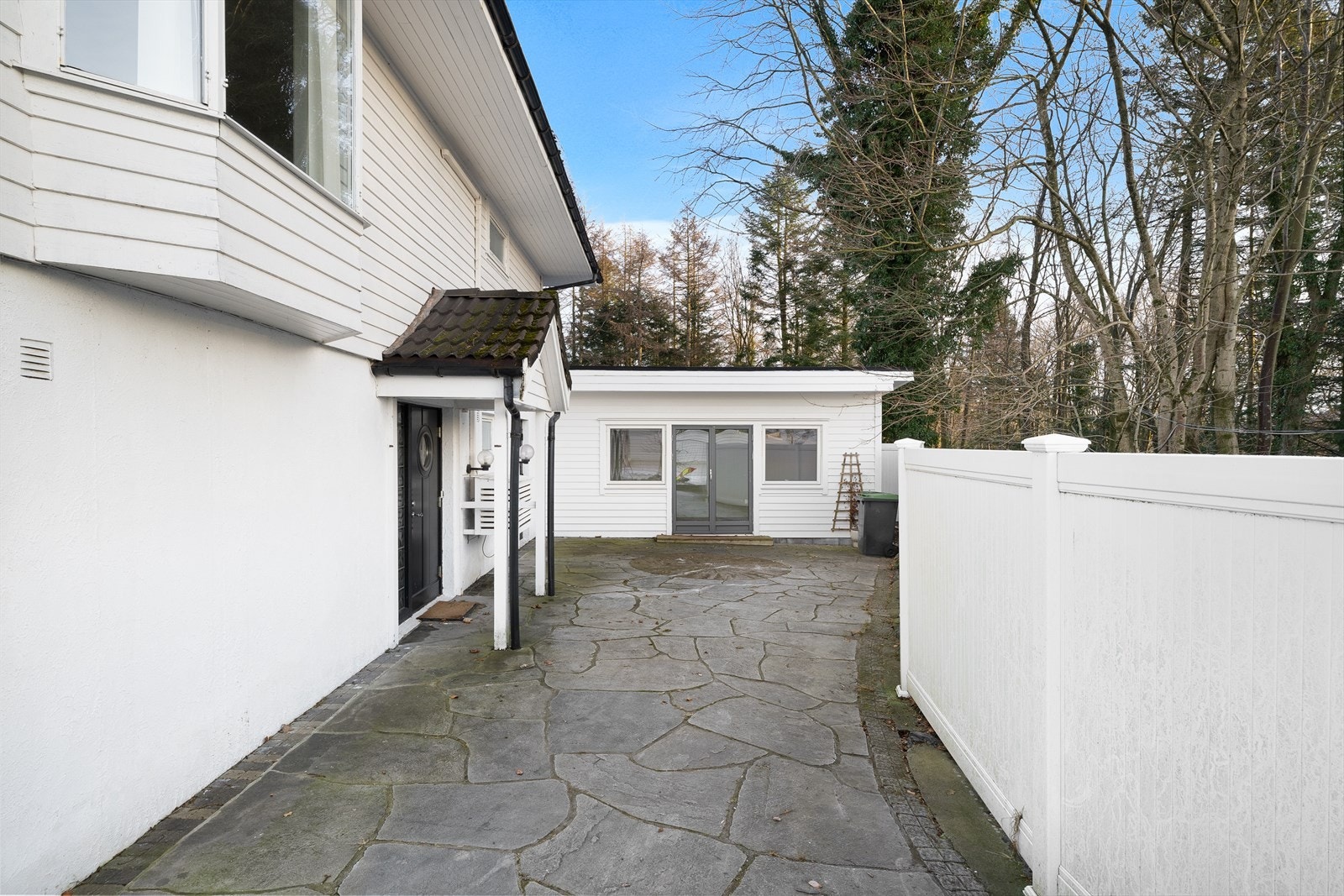 Eiendommen ligger i gangavstand til bla. Vaulen skole og badeplass, Mariero og Jåttåvågen Galleribilde