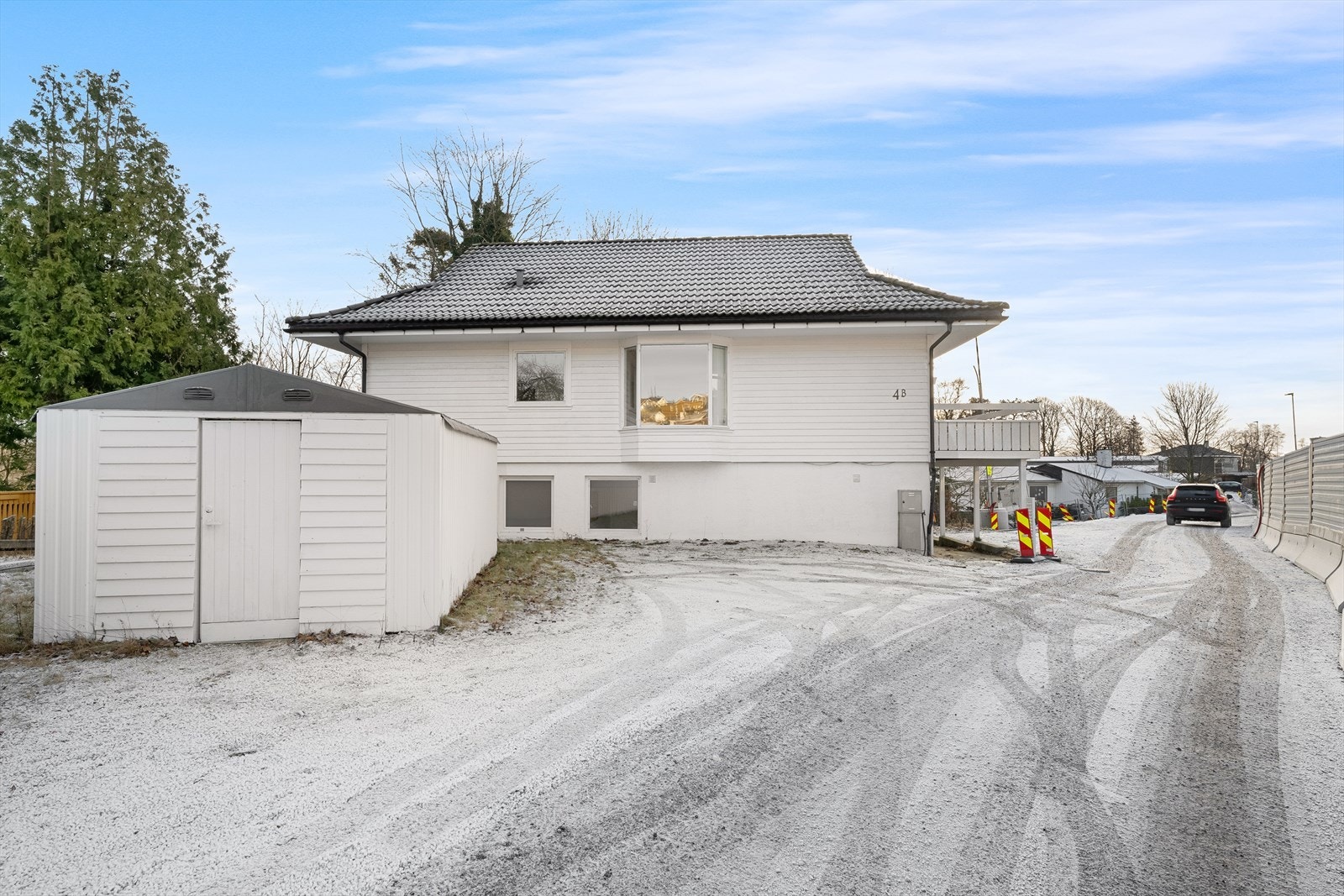 Eneboligen er innredet over 3 plan og har i tillegg en innredet hagestue og en uisolert bod Galleribilde