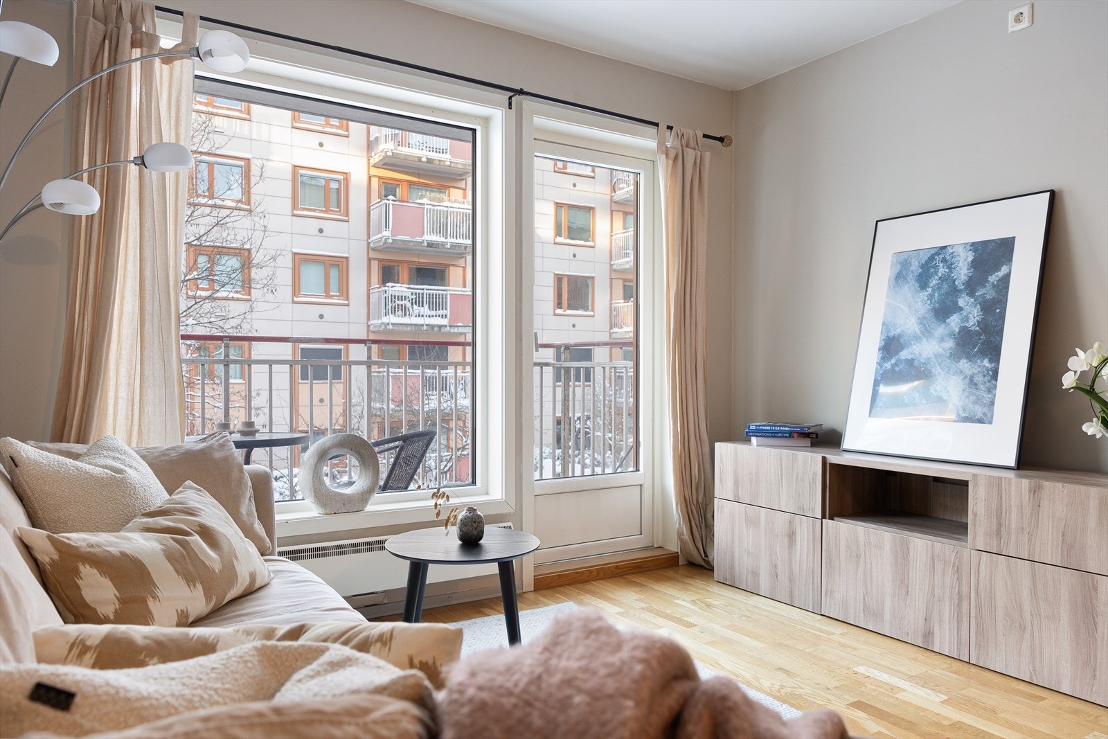 Fra stuen er det utgang til en nord-østvendt balkong på ca. 5 m². Galleribilde