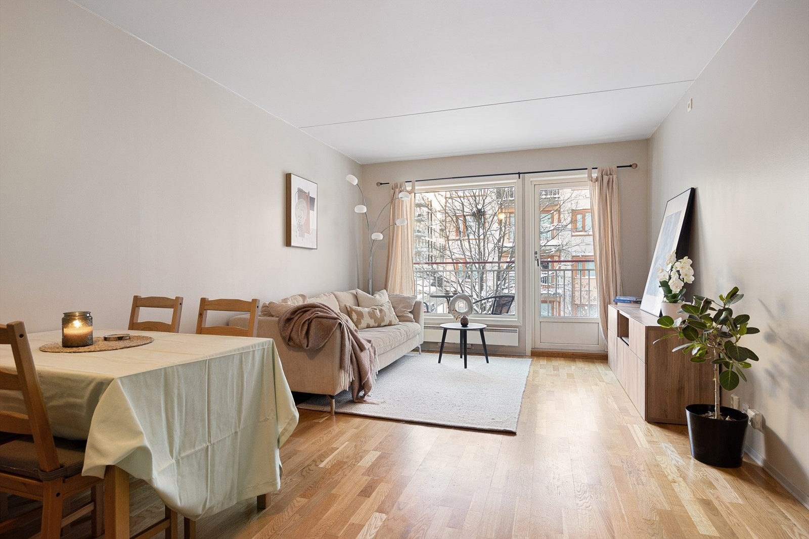 Gulvet er belagt med 3-stavs eikeparkett, og veggene er nymalte. Galleribilde