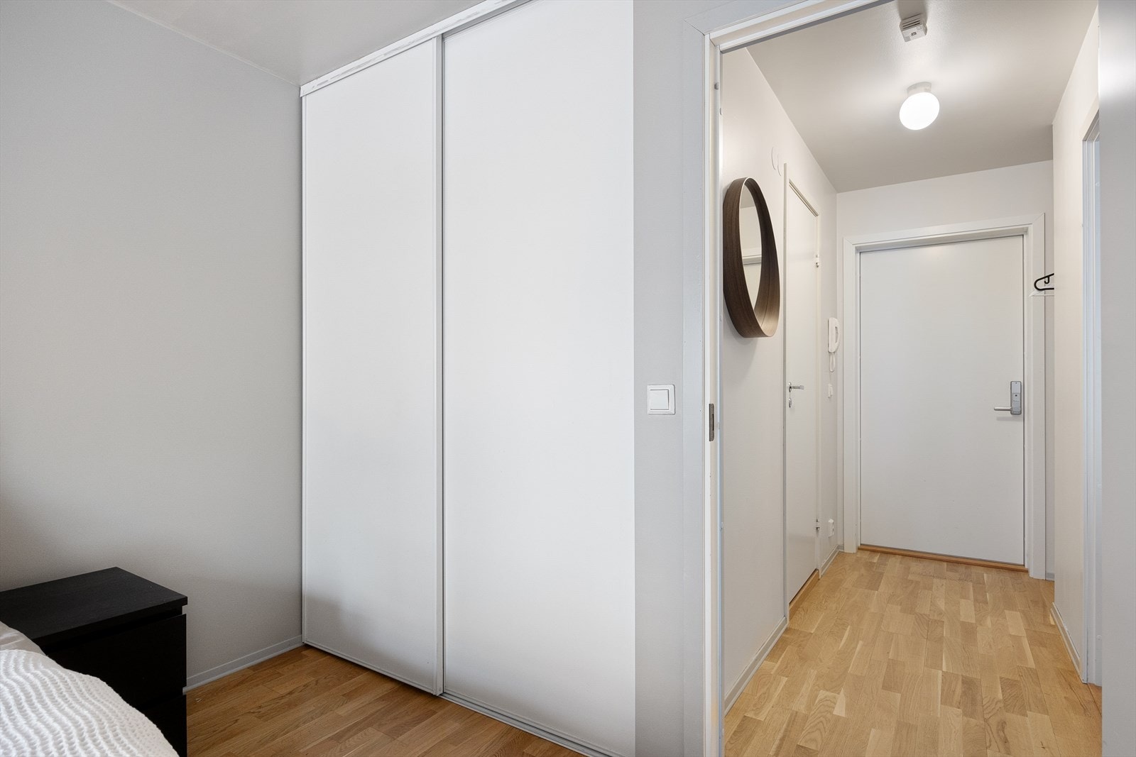 Det er gode oppbevaringsmuligheter i innebygget skyvedørsgarderobe. Galleribilde