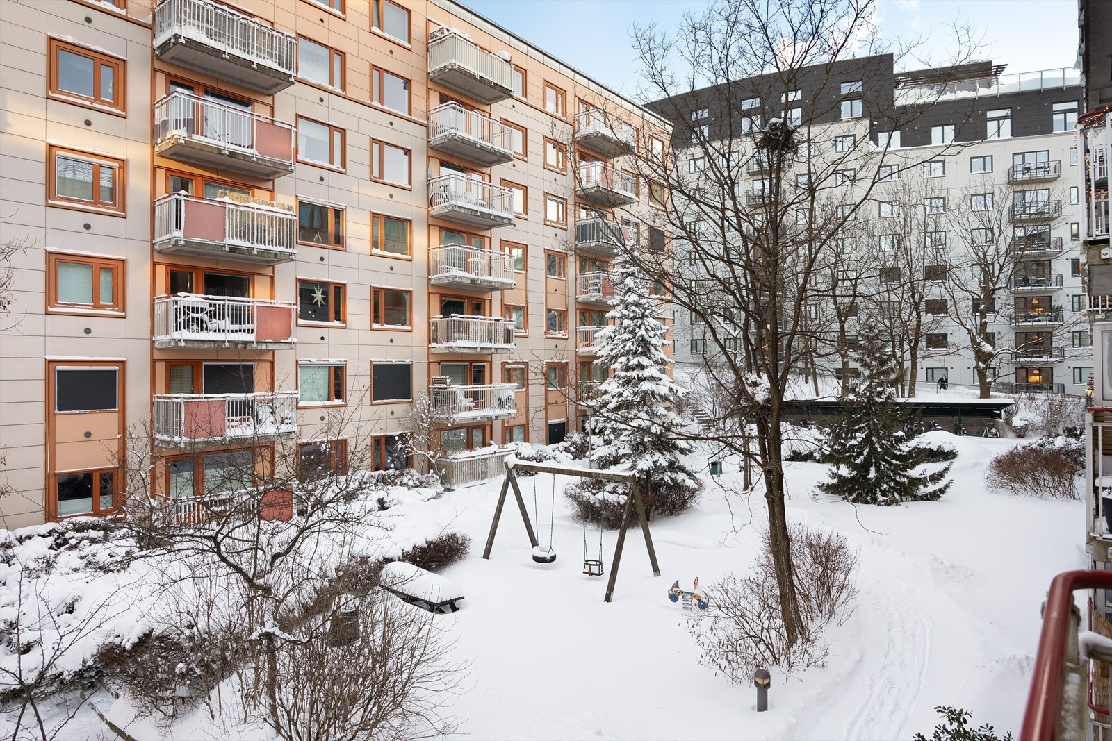 Borettslaget har et hyggelig og skjermet fellesområde utenfor blokken. Galleribilde