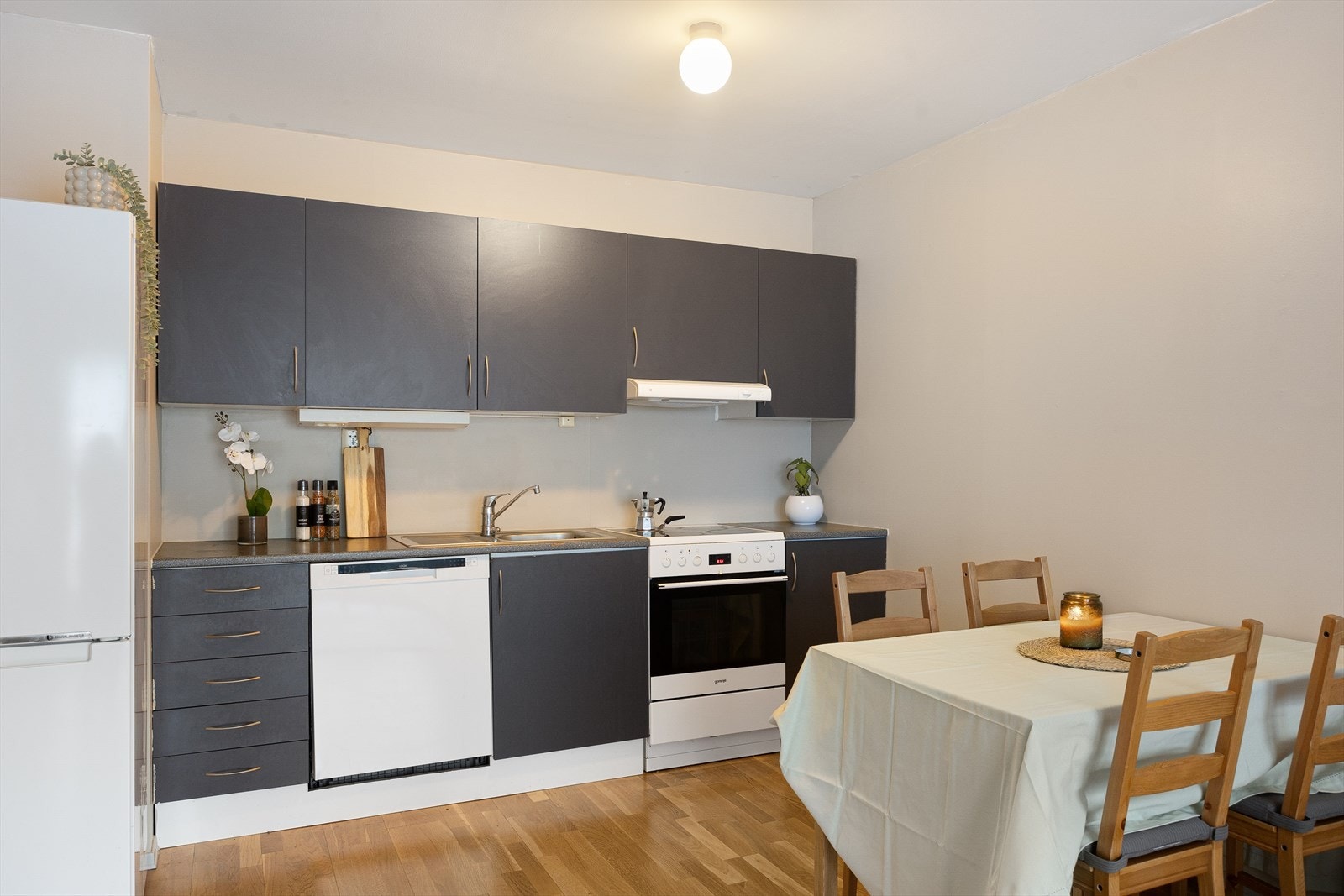 Kjøkkenet har glatte fronter, laminat benkeplate med nedfelt vaskekum samt belysning over benkeplaten. Galleribilde