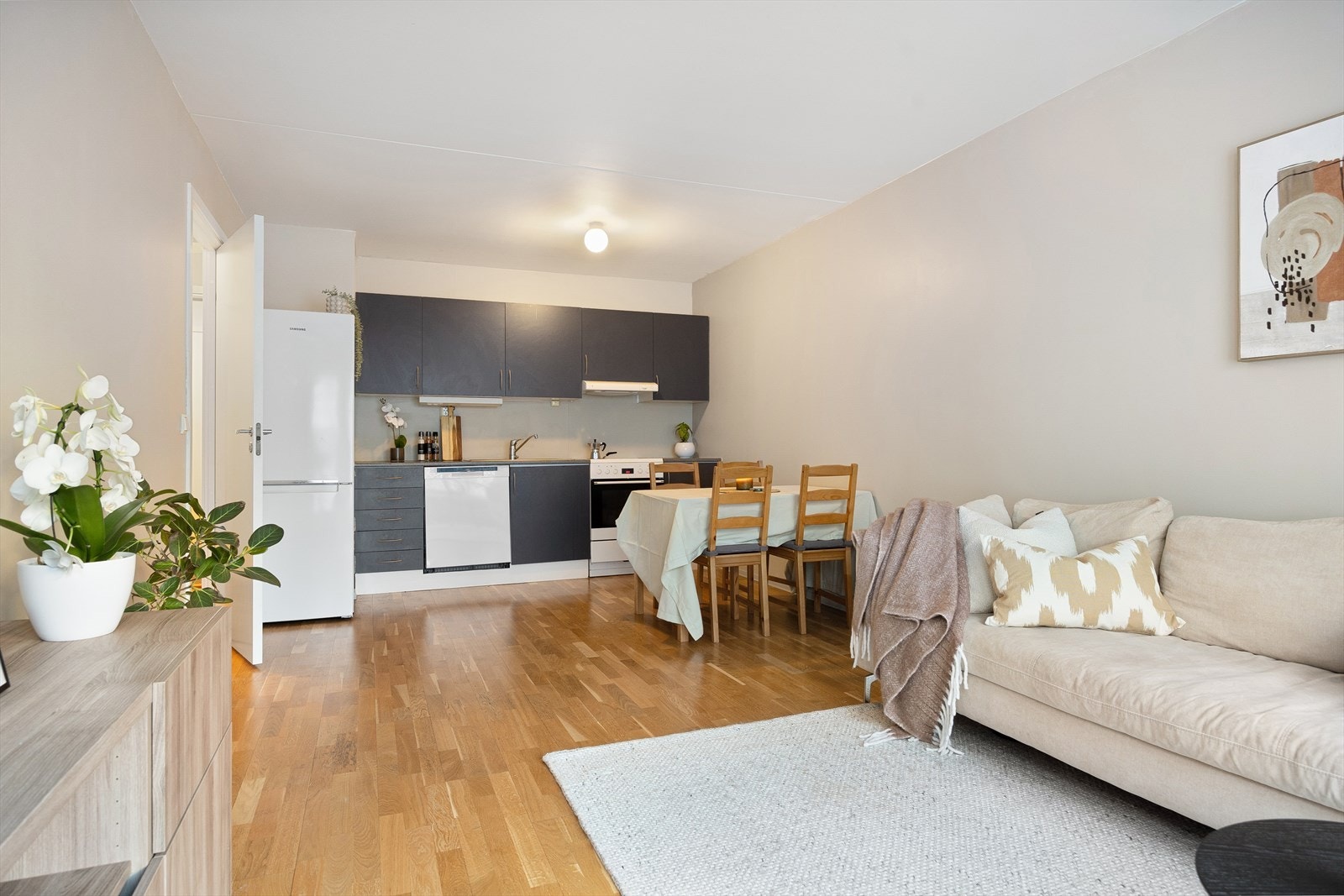 Kjøkkenet er i åpen løsning mot stuen, noe som skaper en hyggelig og sosial atmosfære. Galleribilde