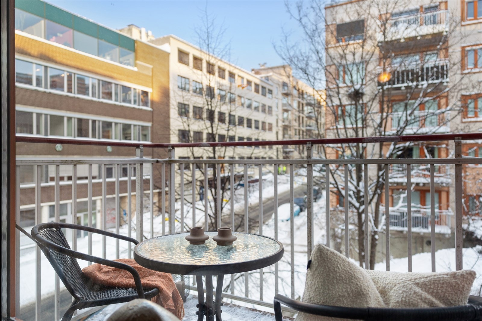 Dette er en innbydende 2-roms leilighet i blokkens tredje etasje beliggende sentralt på Carl Berner/Rosenhoff med umiddelbar nærhet til god offentlig kommunikasjon, servicetilbud og rekreasjonsområder. Galleribilde