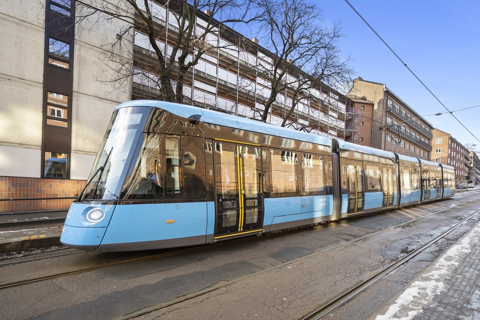 Like utenfor er det offentlig kommunikasjon som buss og trikk i Trondheimsveien, holdeplass Rosenhoff, og T-bane på Carl Berner og Sinsen som er tilknyttet den nye T-baneringen som gir kort reisevei til Oslo sentrum, Oslo Met, UiO og BI Nydalen. Galleribilde