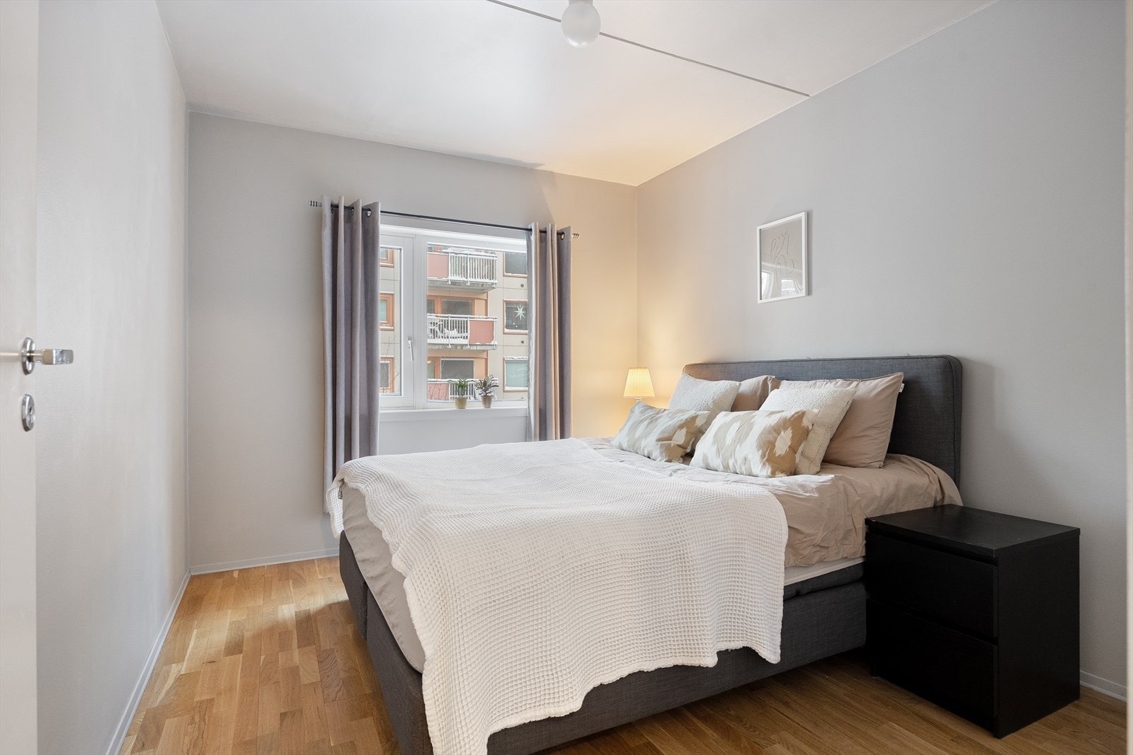 Leilighten har et soverom av god størrelse med plass til dobbeltseng, nattbord og tilhørende møbler. Galleribilde