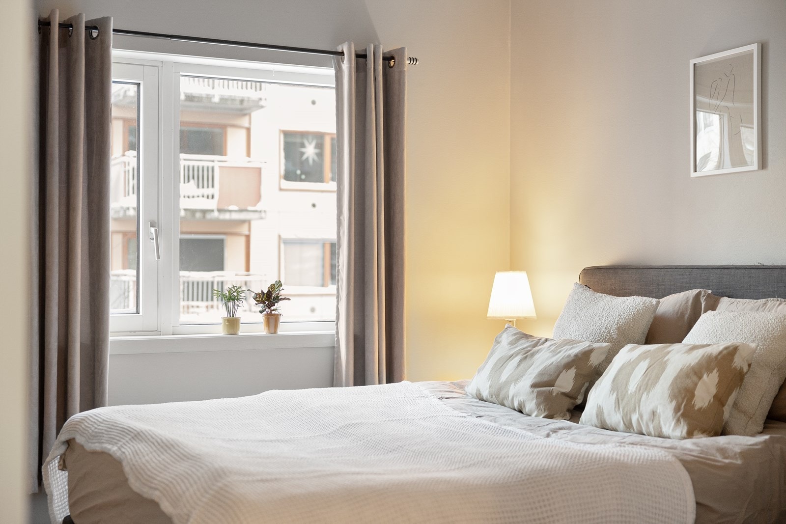 Blandingen av lyse fargevalg på veggene og store vindusflater gir rommet en behagelig følelse. Galleribilde