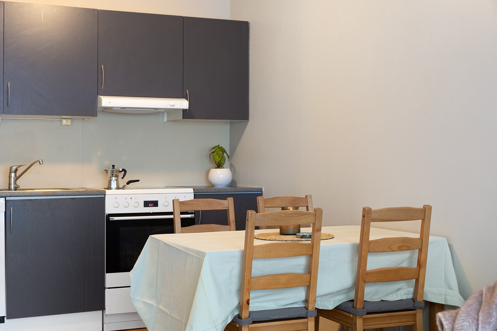 I tilknytning til kjøkkenet er det velegnet plass til spisegruppe. Galleribilde