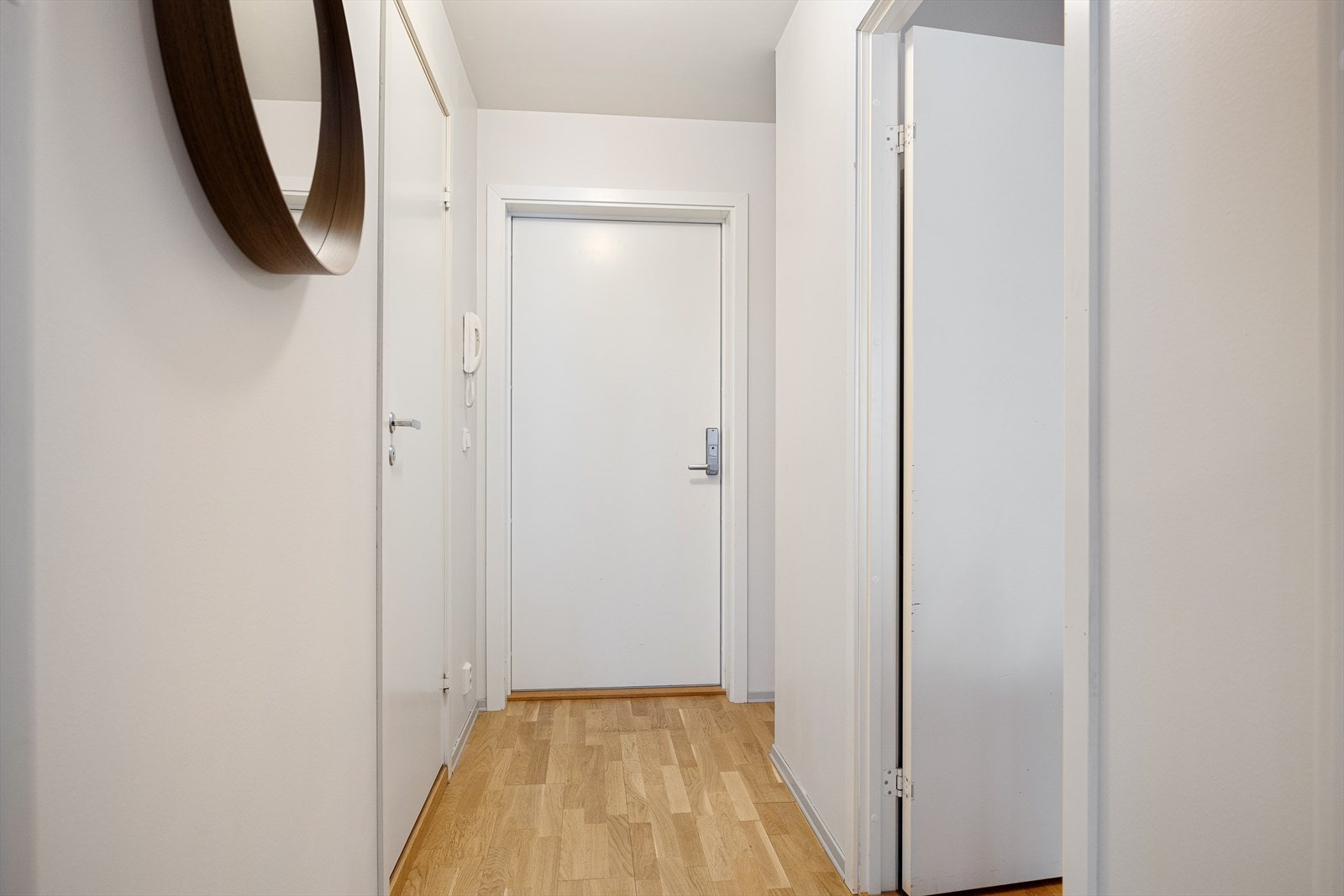 Totale felleskostnader pr. d.d. kr 5.260,- pr. md og inkluderer a-konto varmtvann, renter/avdrag, forretningsførsel, felles bygningsforsikring, drift og vedlikehold m.m. Galleribilde