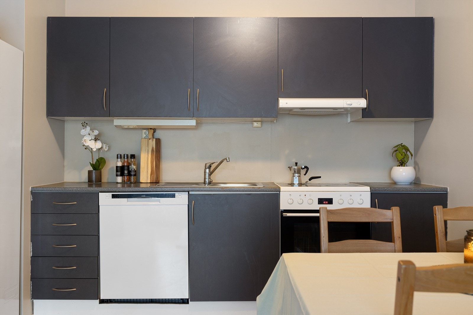 Det er opplegg for oppvaskmaskin og frittstående komfyr. Ventilator over kokeplass. Galleribilde