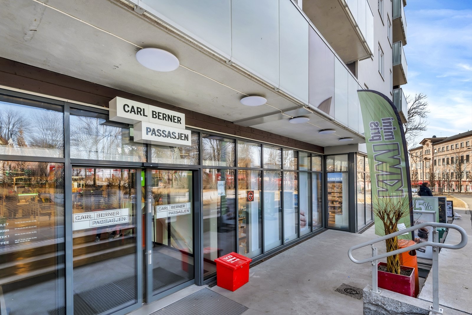 Umiddelbar nærhet til Carl Berner Passasjen, et lite lokalsenter med Vinmonopolet I KIWI | Apotek 1. Galleribilde