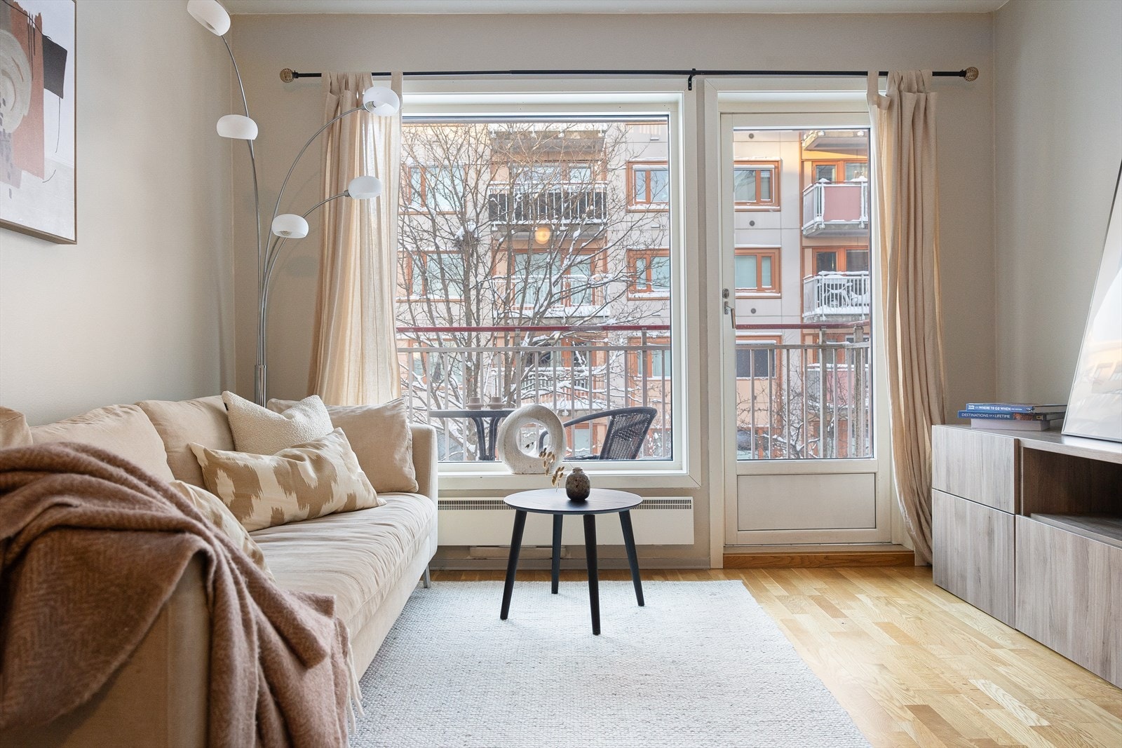 Dette er en boligblokk fra 2005, dog er vinduer og balkongdør med 2-lags isolerglass, produsert i 2020. Galleribilde