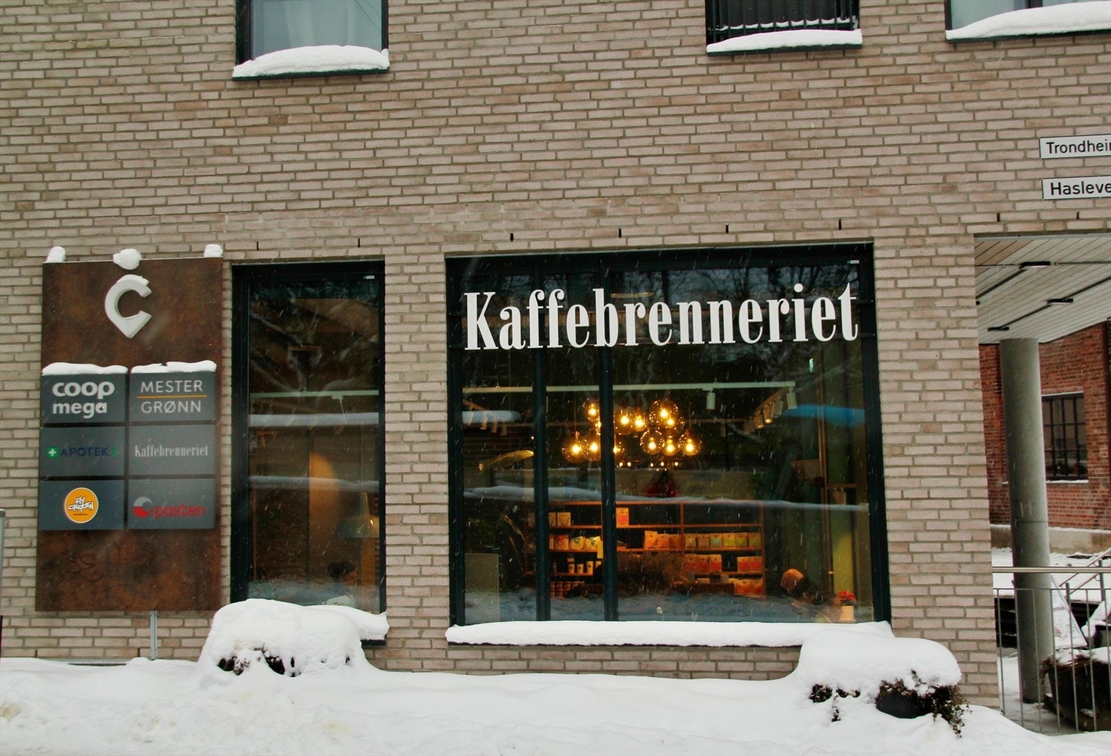 Carl Berner Torg ligger i kort avstand fra leiligheten og byr på flere gode servicetilbud. Galleribilde