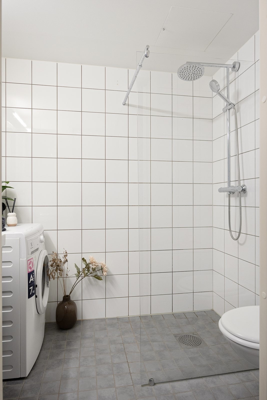 Dusjnisje med glassvegg og mulighet for forheng. Galleribilde