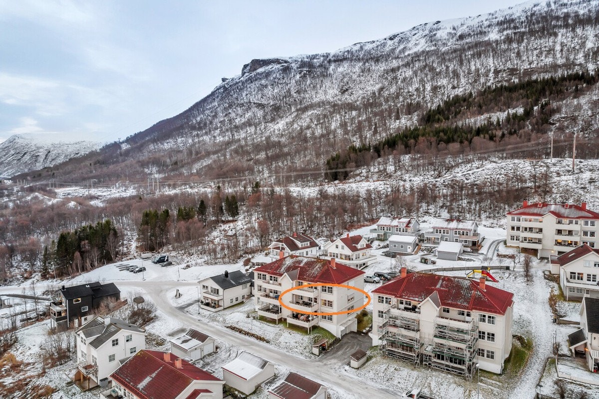 Skavåsen 12 har flott beliggenhet høyt i terrenget på Hugeren/Gammelgård sør på fastlandssiden Galleribilde