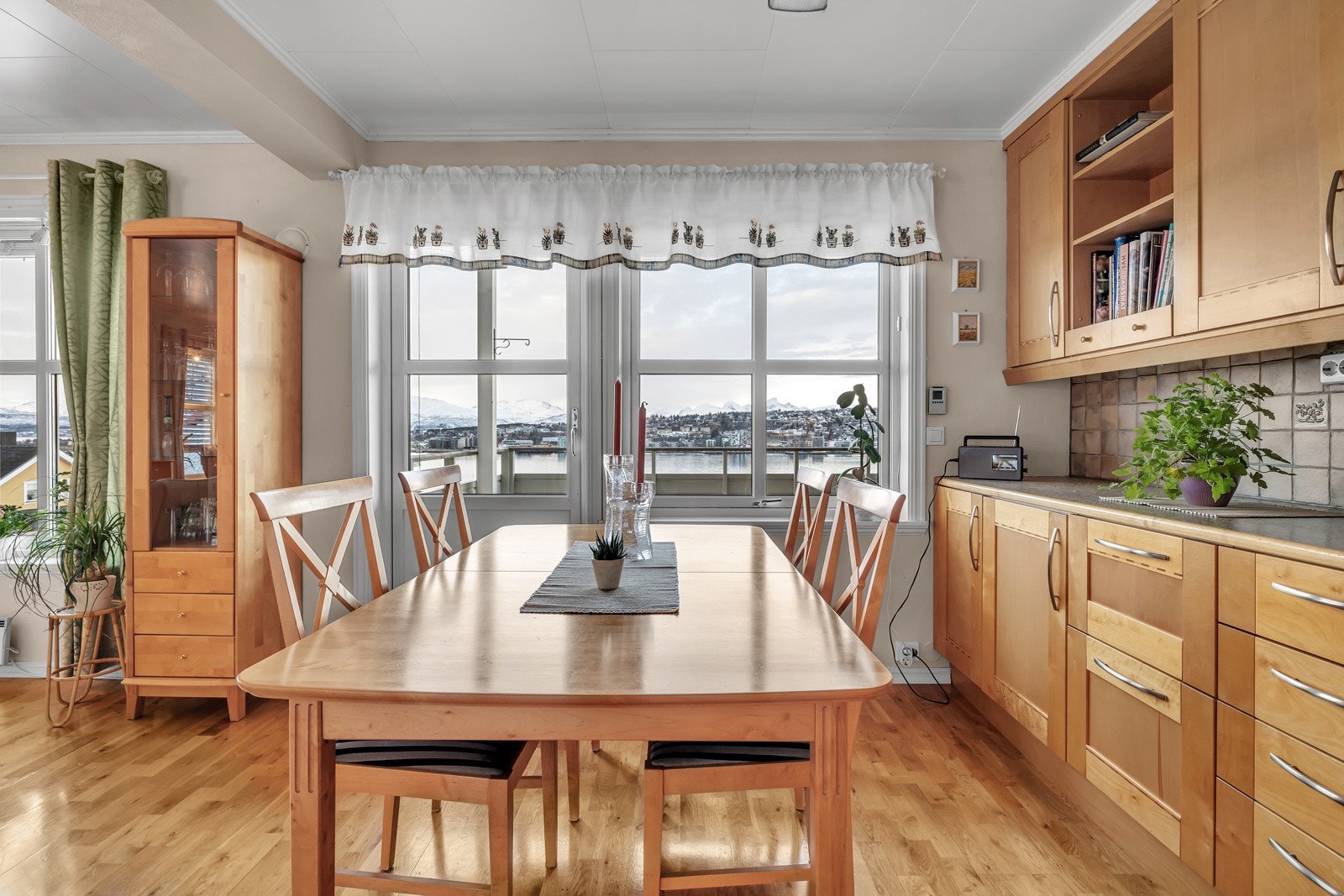 Velkommen til flotte og svært romslige Skavåsen 12 - presentert av Storhaug + Partnere AS Galleribilde