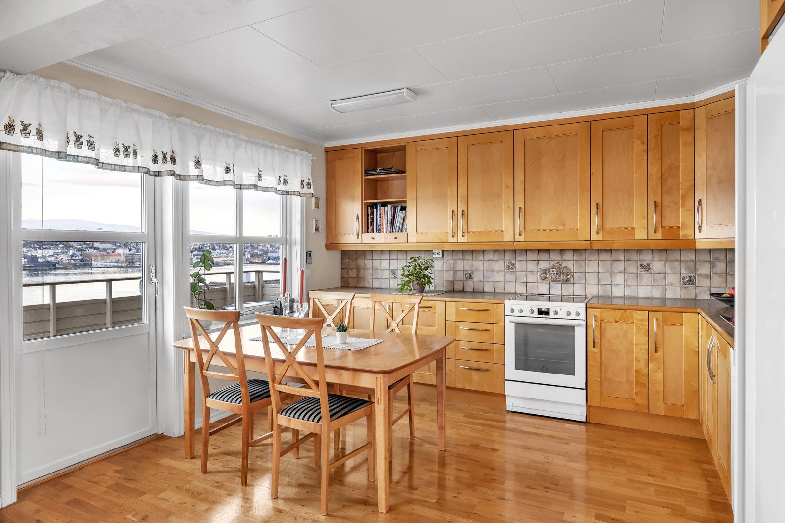 Rommet er på 12m2 som gir god plass til spisestue Galleribilde