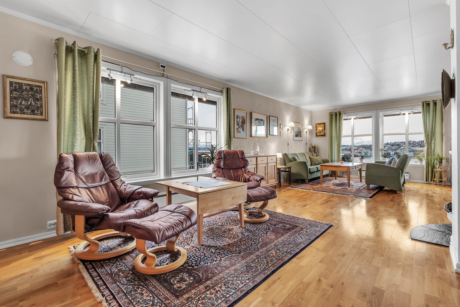 Koselig og innbydende stue med god plass til møblement Galleribilde