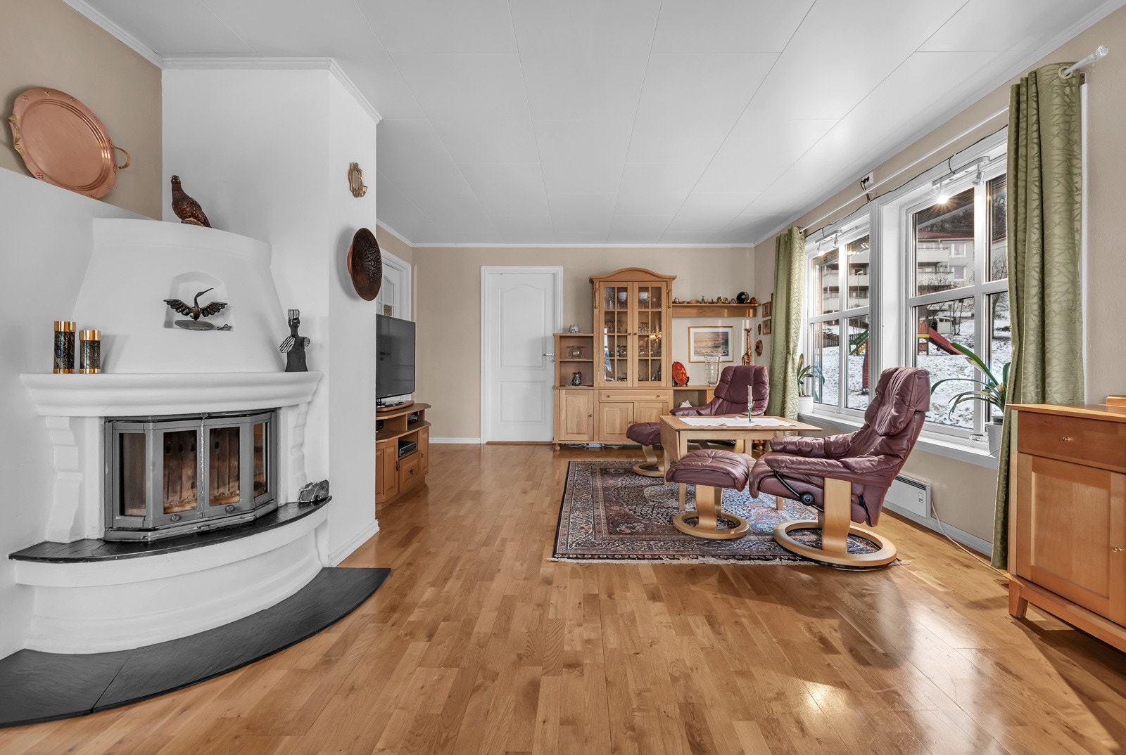 Fin og koselige vedfyring mellom stue og kjøkkenet Galleribilde