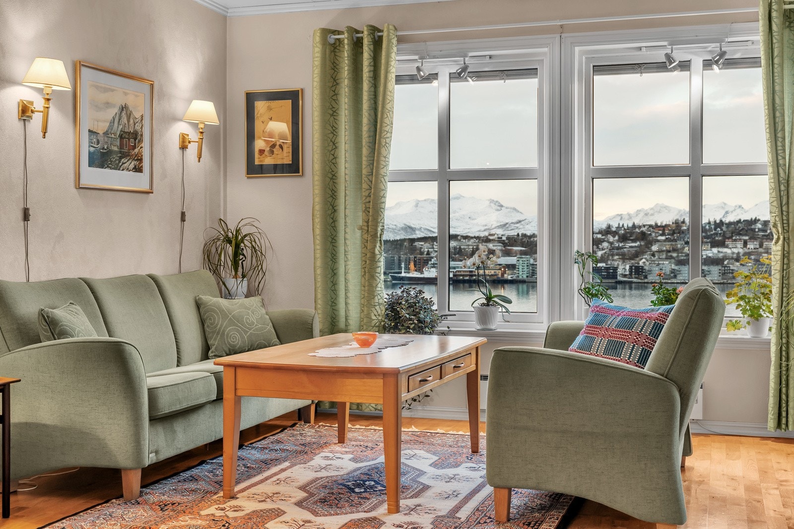 Far dagligstua nytes den fasntastiske utsikten mot sundet og Tromsøya Galleribilde