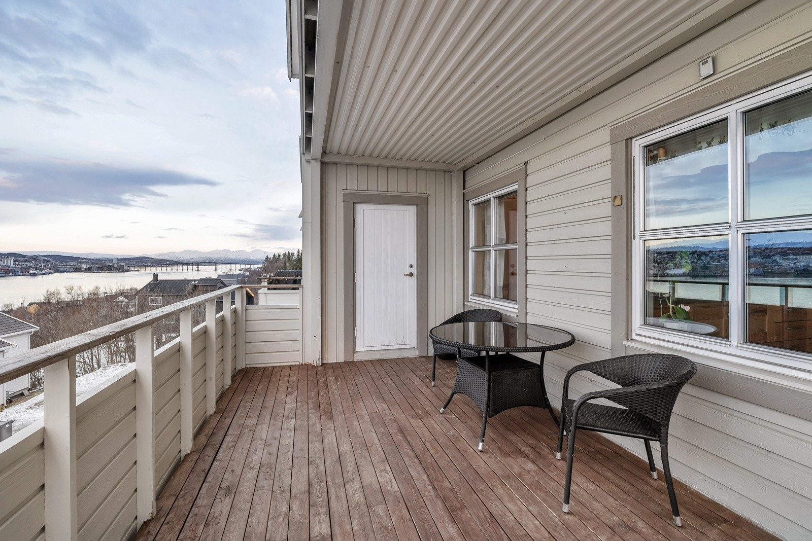 På verandaen er det inngang til en praktisk bod på ca. 2m2. Galleribilde