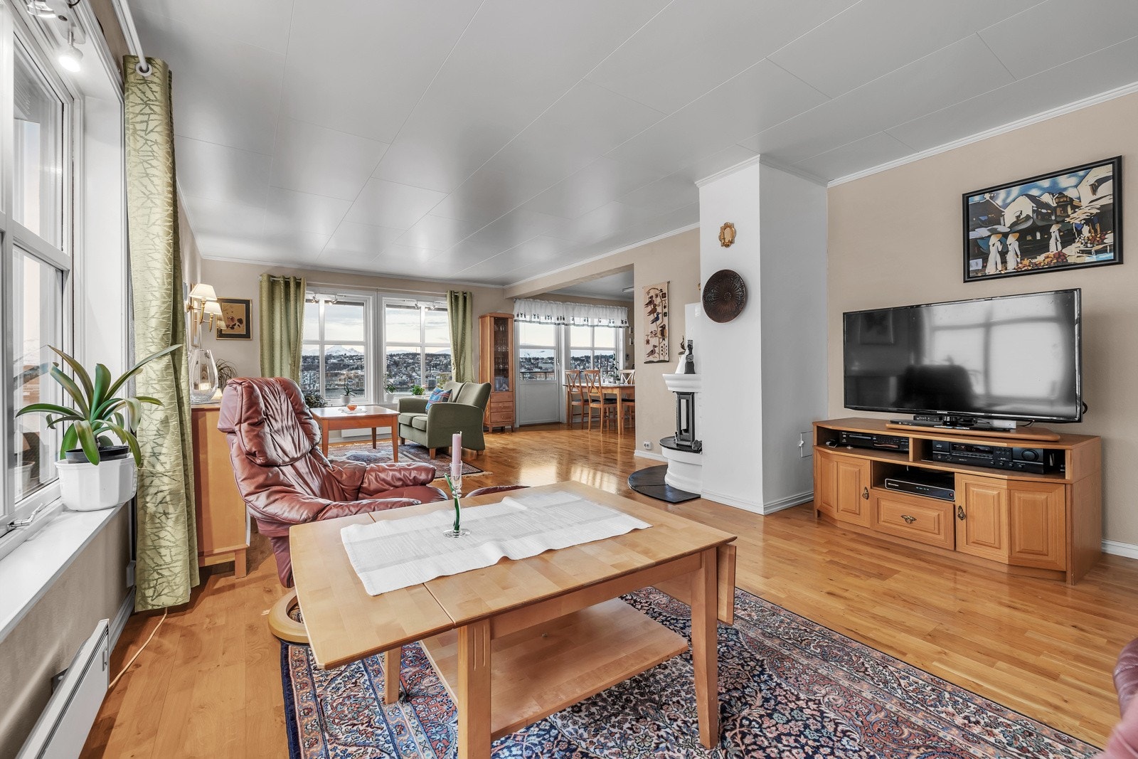 Samtlige rom i leiligheten er av god størrelse. Stue og kjøkken er på til sammen 46m2 Galleribilde