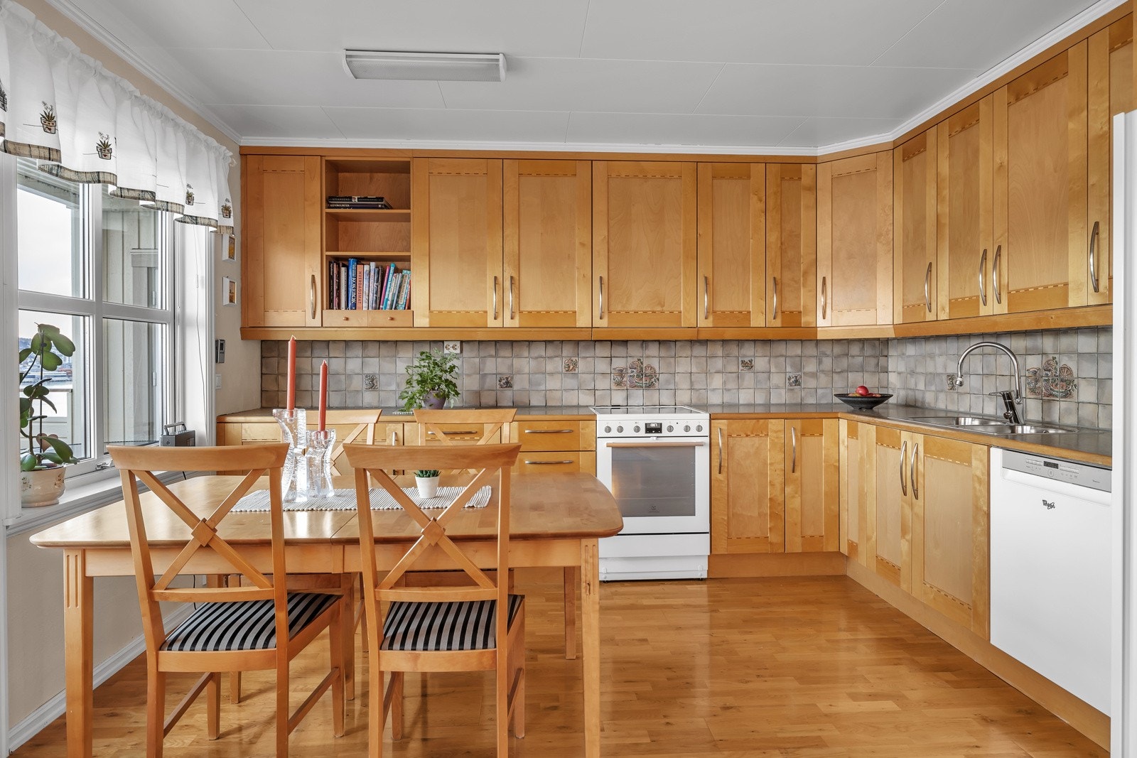 Kjøkkenet er pent, praktiskt og svært innholdsrikt Galleribilde