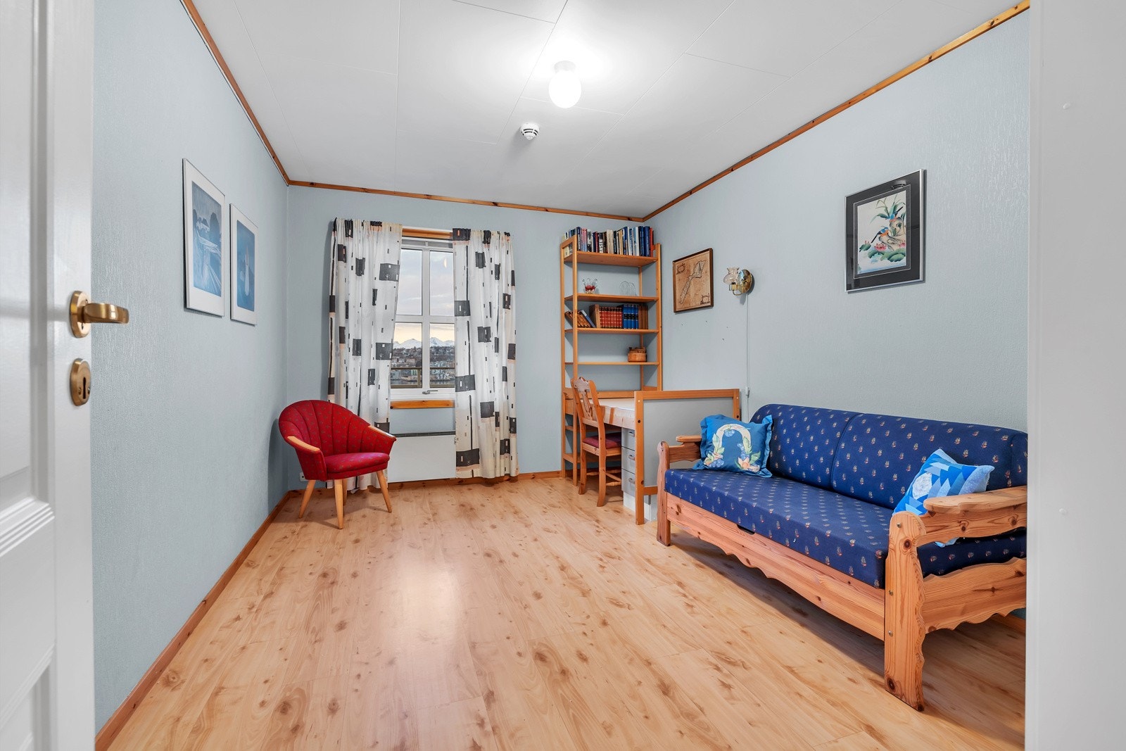 Leilighetens 2. soverom som har direkte tilgang fra stuen er på 12.5m2 Galleribilde