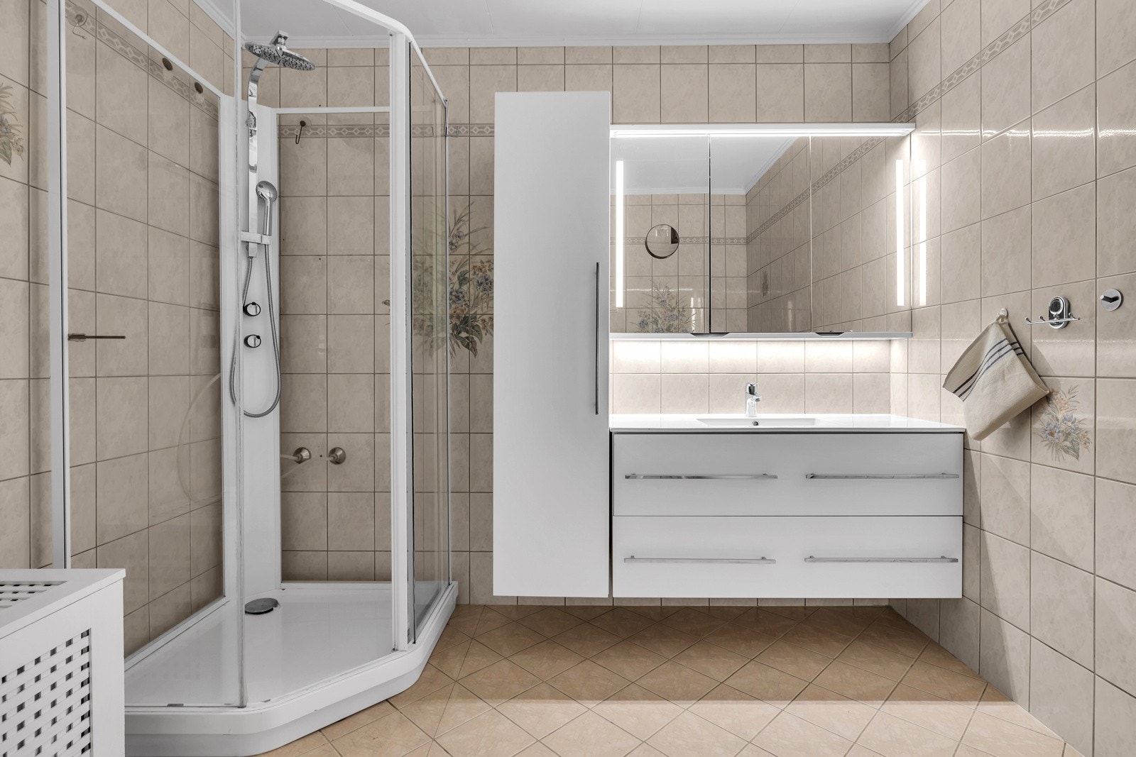 Innredning er byttet og har fin plass for lagring i kolonialskuffer og høyskap Galleribilde