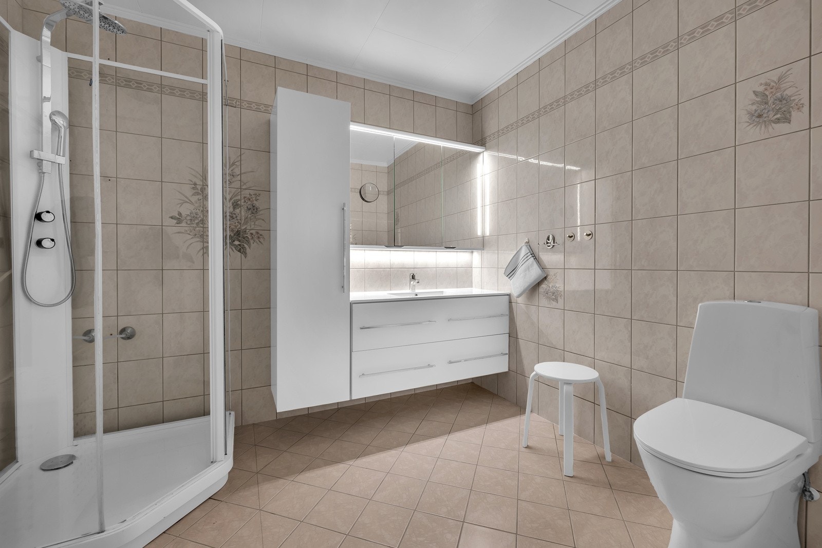 Badet er på 6,5m2 og er flislagt på både gulv og vegger Galleribilde