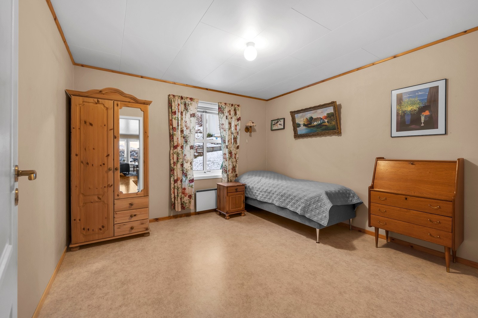 Oppholdsrommet i hybelen er på 13.5m2 og nyter den samme flotte utsikt mot sundet og Tromsøya Galleribilde