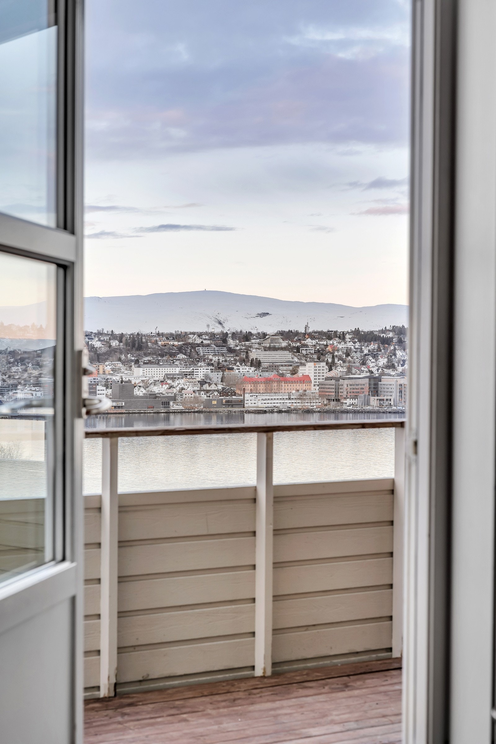 Fra kjøkkenet går du ut til 19m2 stor og overbygget veranda Galleribilde