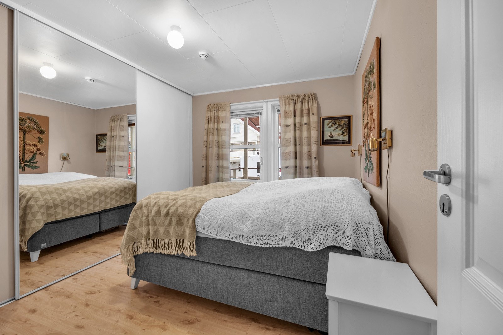 Hovedsoverommet er på hele 12.1 m2. Her er det god plass til både dobbeltseng og stor garderobe Galleribilde