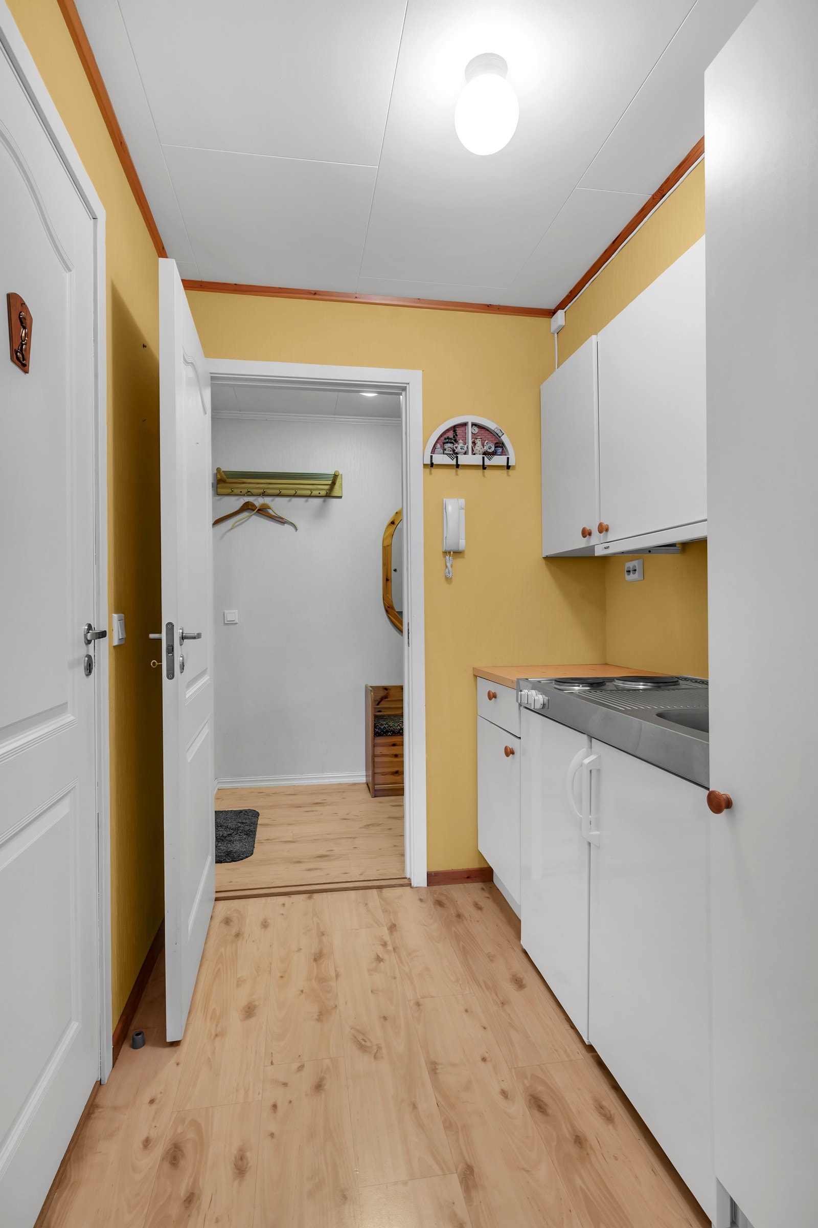 Hybelen har eget bad og eget kjøkken Galleribilde