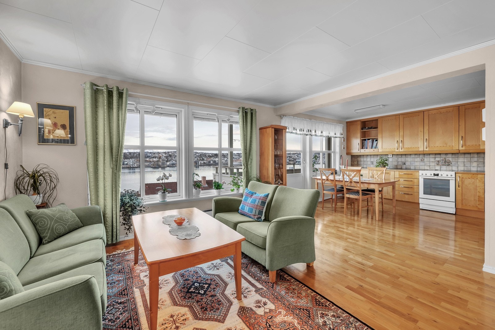 Fantastisk utsikt mot by og fjell Galleribilde