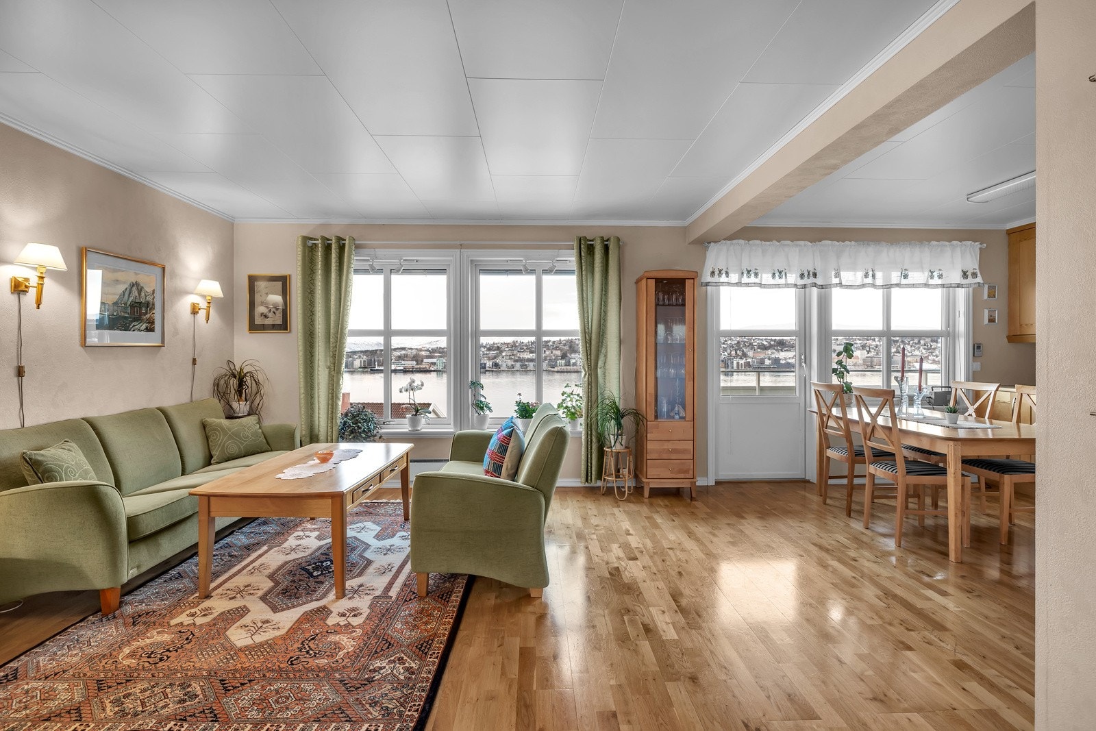 Delvis åpen løsning mellom dagligstue og kjøkken Galleribilde