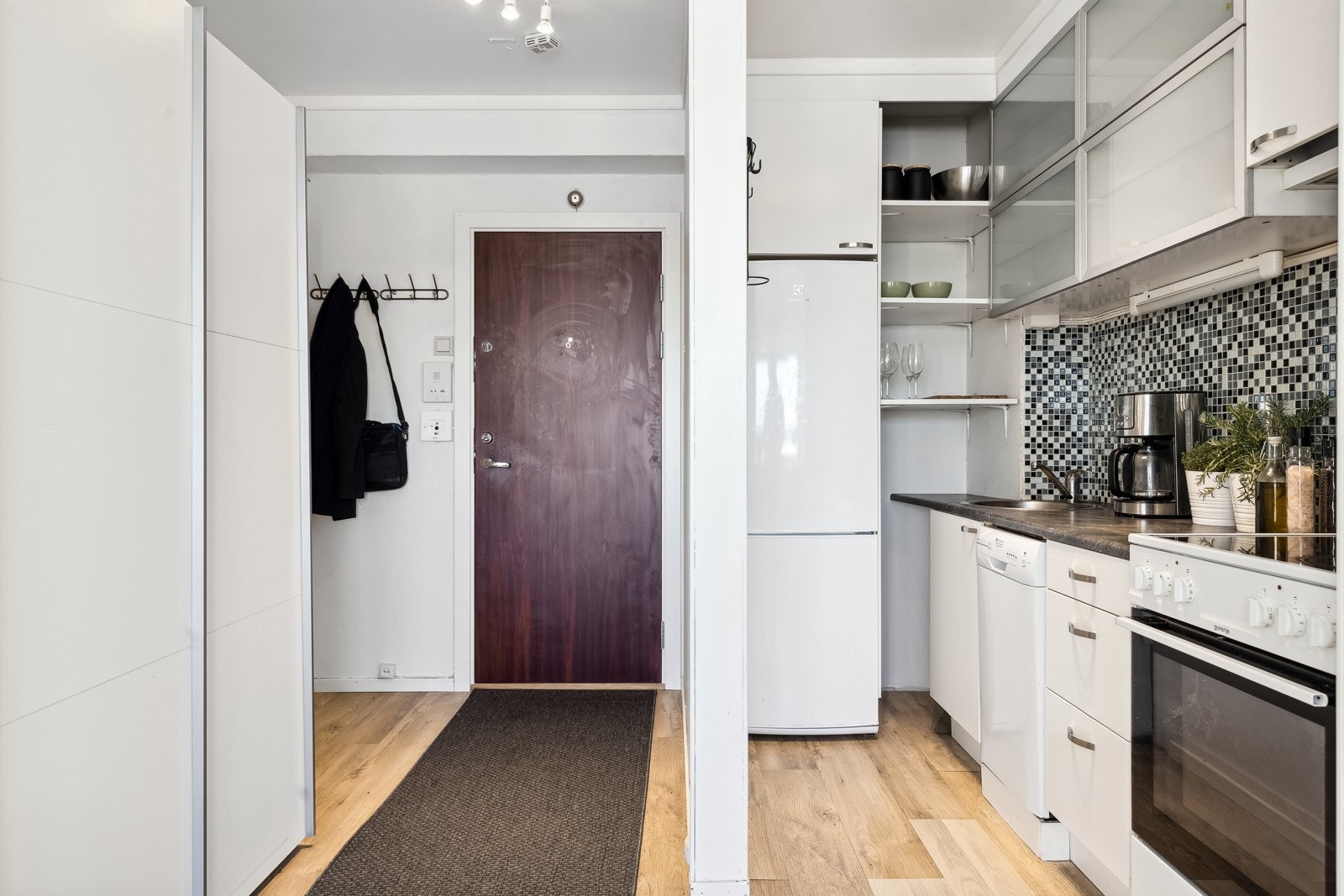 Det medfølger også en romslig skyvedørsgarderobe i entréen. Galleribilde