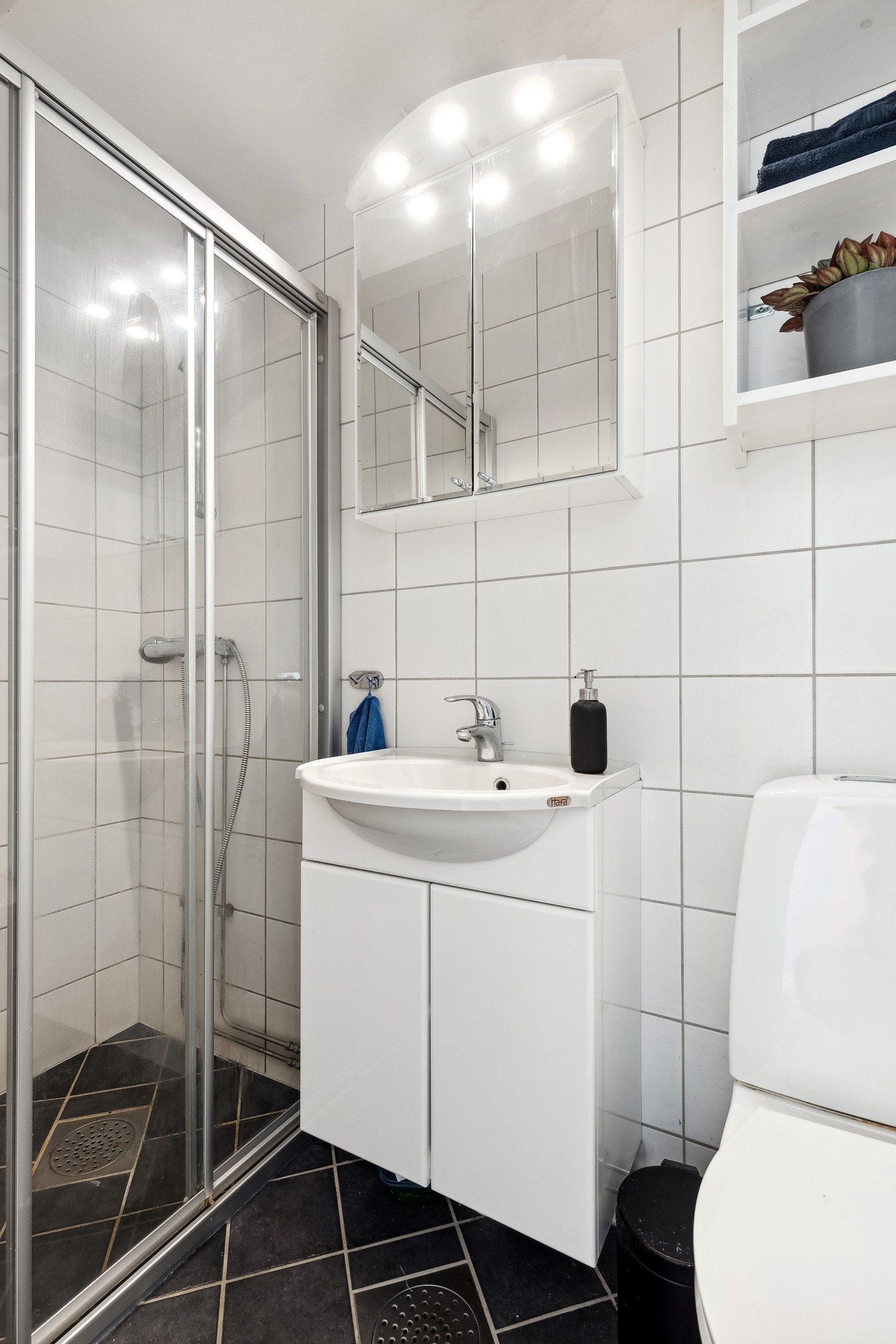 Leilighetens bad/wc ble pusset opp i regi av borettslaget i 2007. Galleribilde