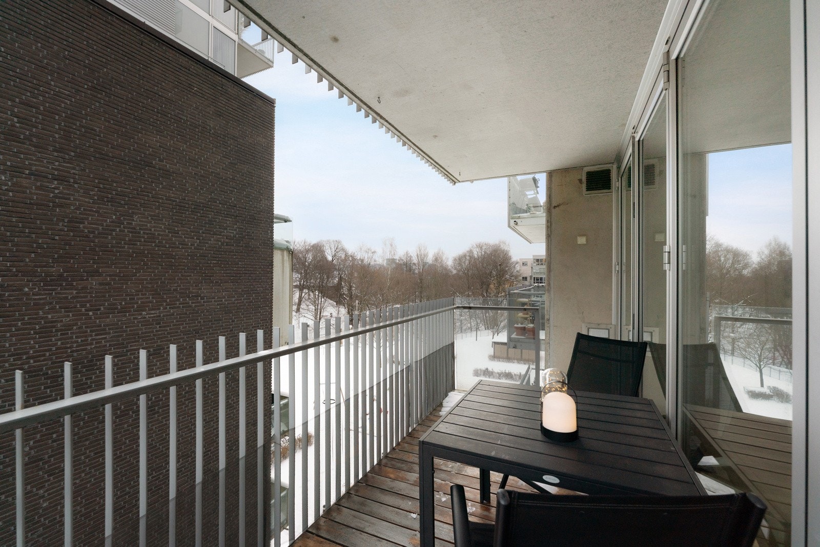 Balkongen er overbygget, noe som gjør at den blir en naturlig forlengelse av boligen store deler av året. Galleribilde