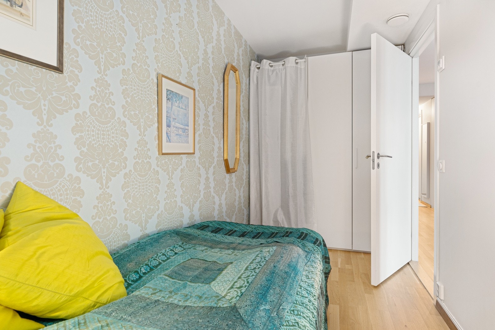 Ekstra lagringsplass finnes i entreen, i gang og entré samt i disponibel kjellerbod på ca. 5 kvm. Galleribilde