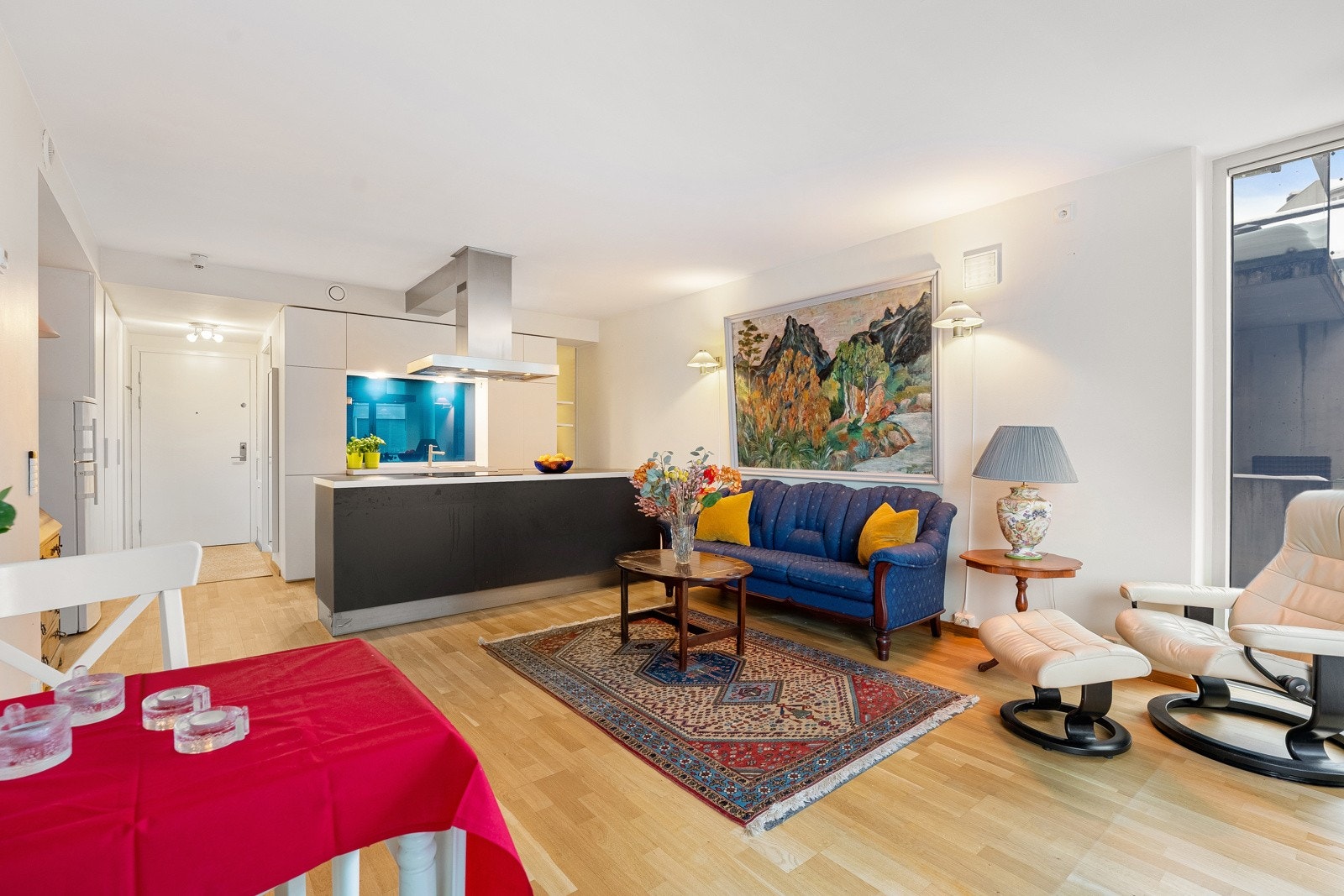 Stue og kjøkken ligger i en velfungerende, åpen løsning og utgjør et flott allrom. Galleribilde