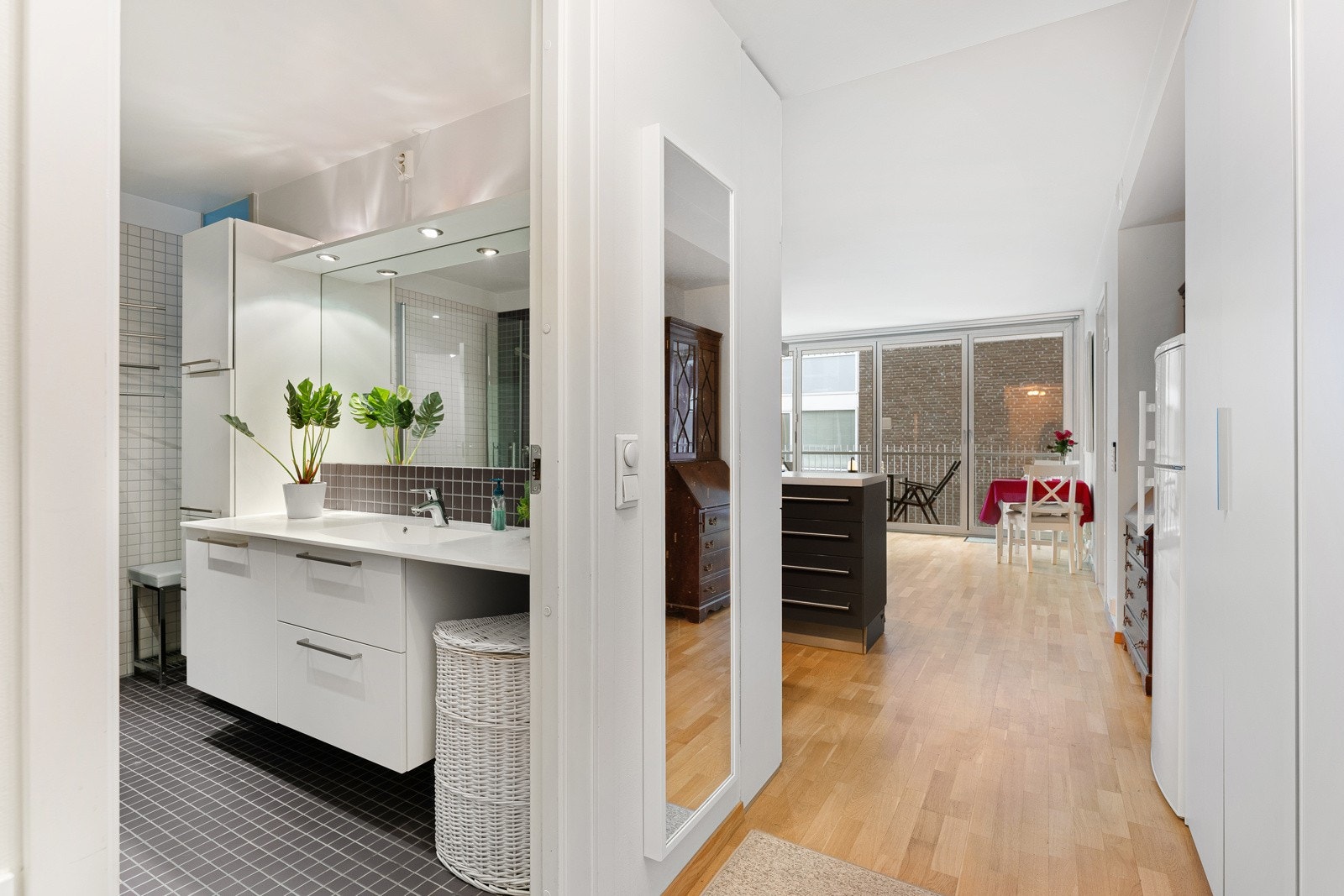 Praktisk adkomst fra entré - Det går heis fra bakkeplan og til leilighetsplan. Galleribilde