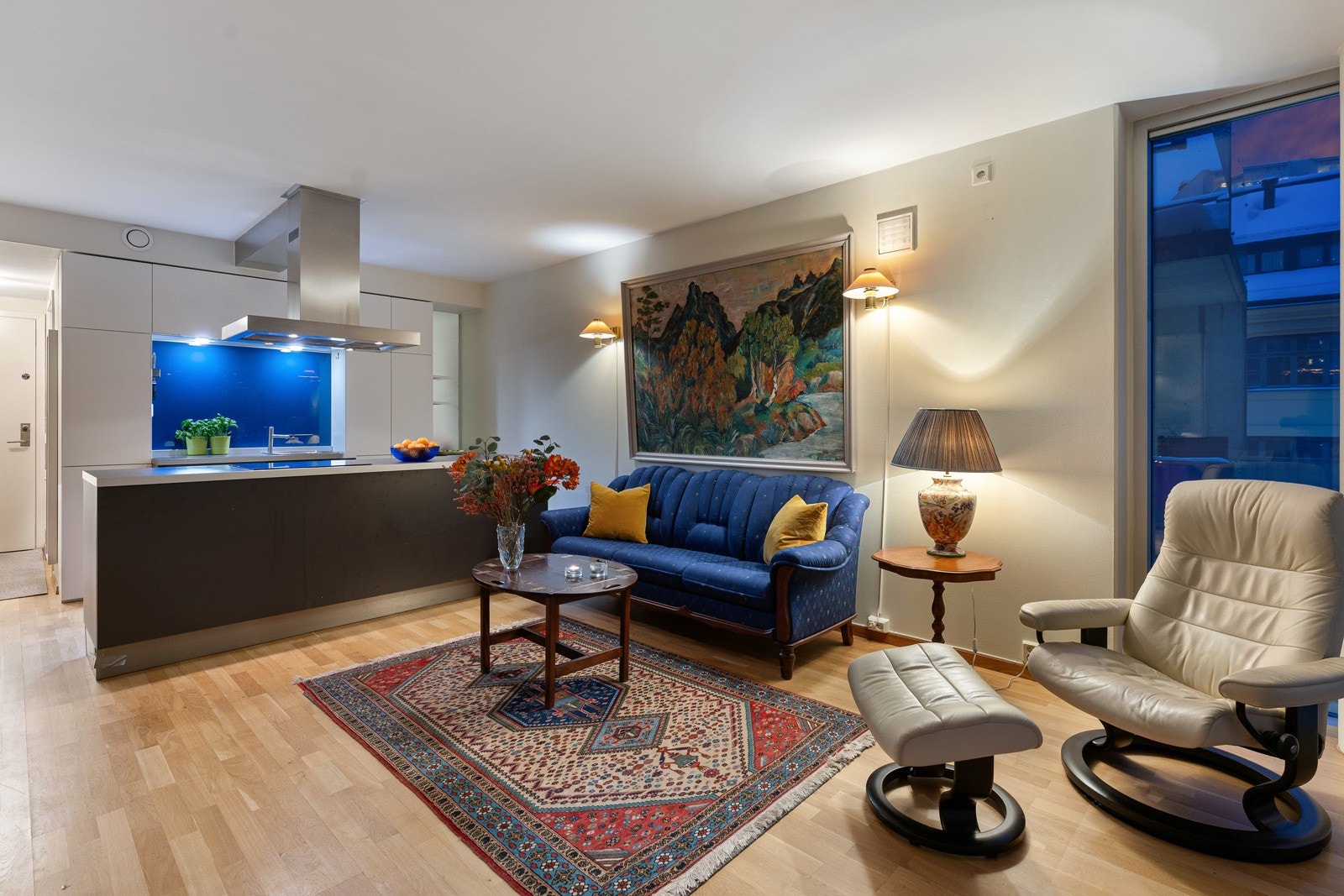 Stue og kjøkken ligger i særs vellykket, åpen løsning og utgjør et flott allrom. Galleribilde