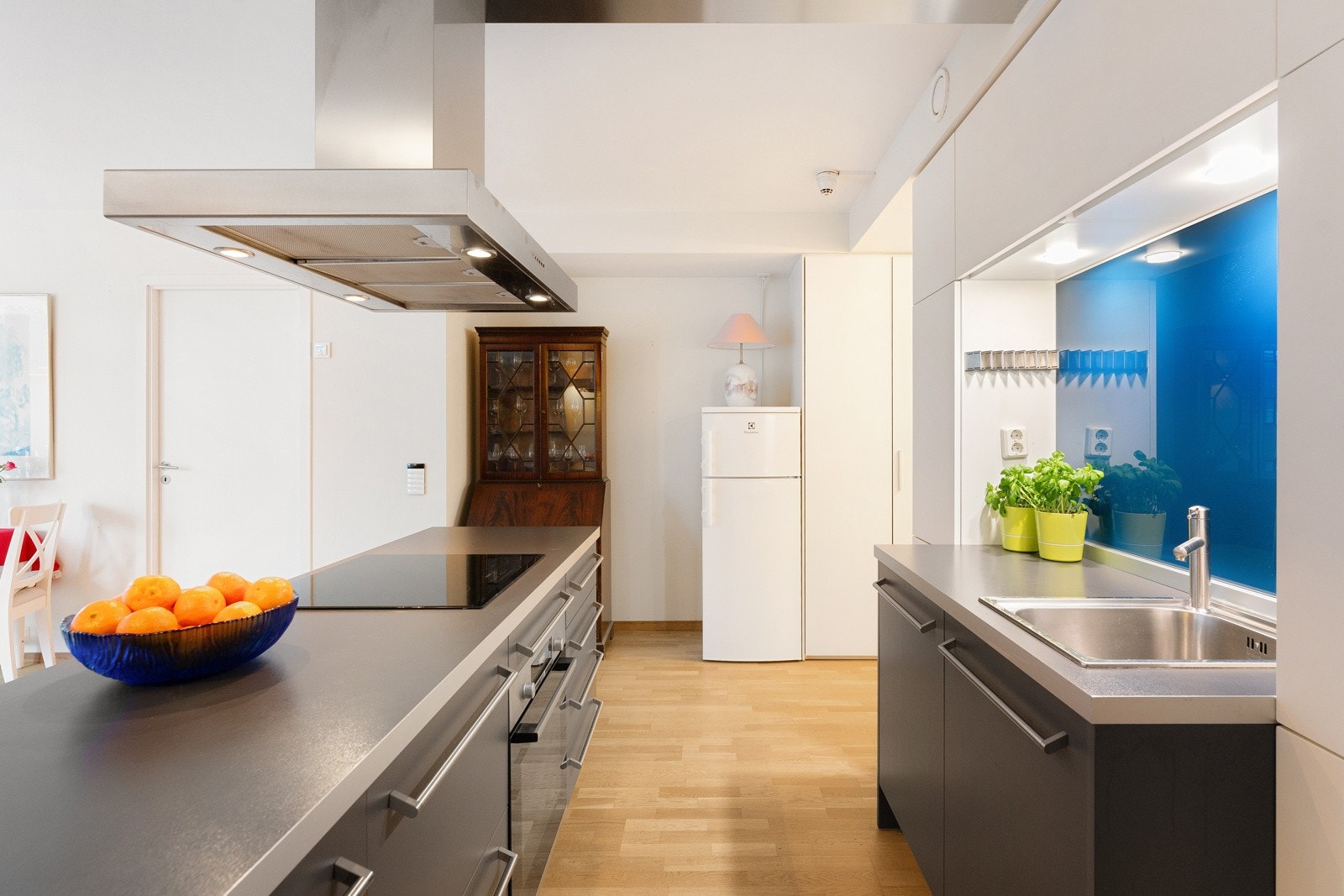 Rikelig med lagringsplass i romslige skap- og skuffeseksjoner. Galleribilde