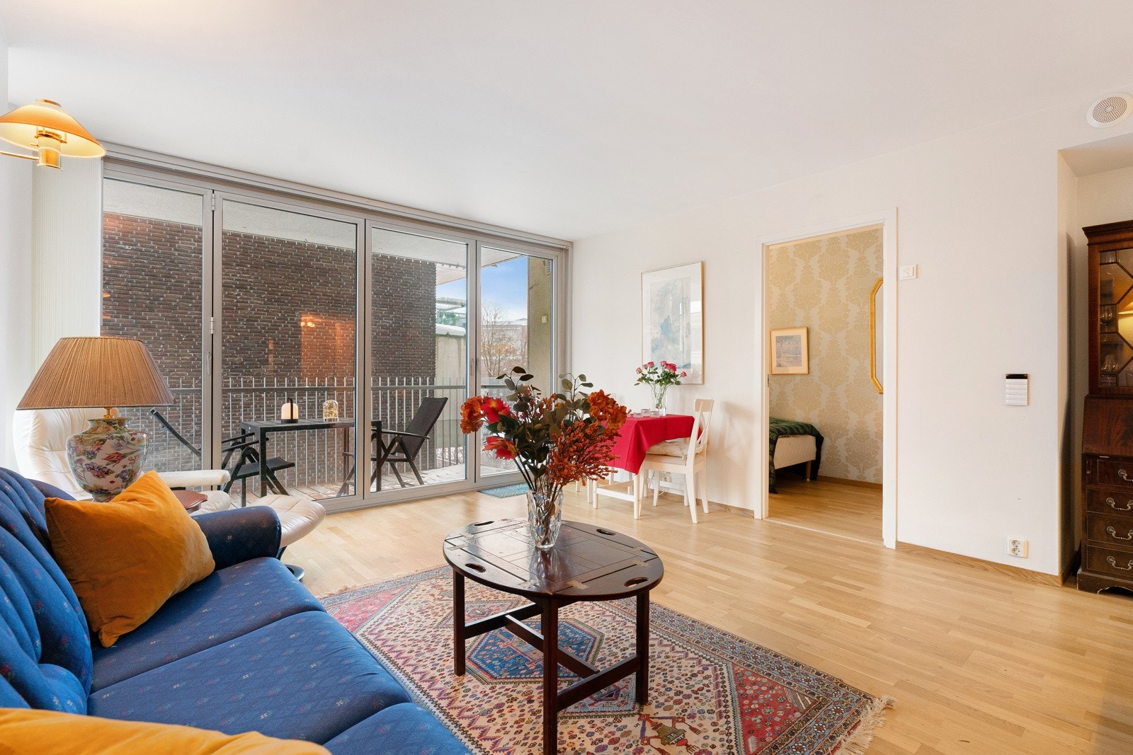 Boligen har vannbåren gulvvarme, balansert ventilasjon og takhøyde på 2,50 meter. Galleribilde